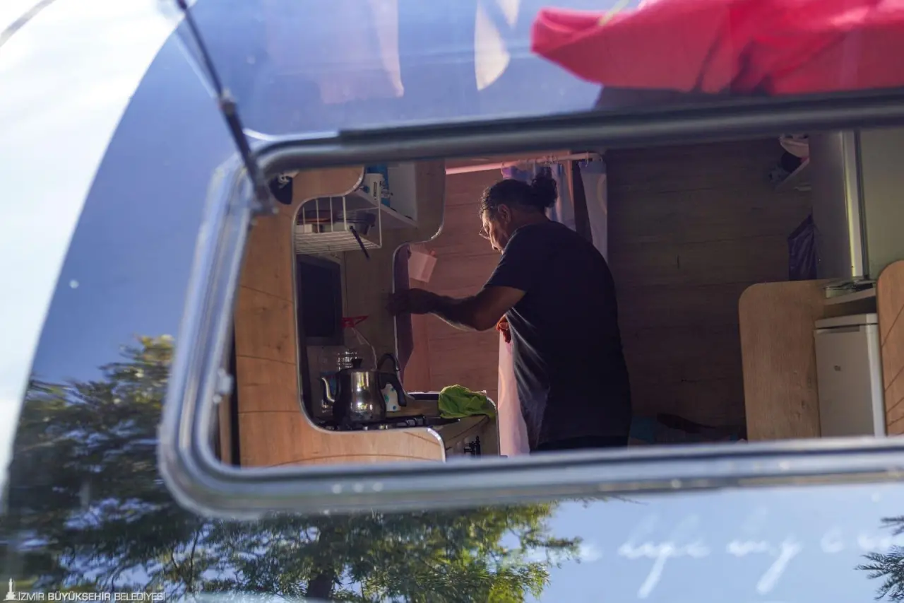 İzmir Büyükşehir Belediyesi’ne bağlı İZELMAN AŞ tarafından işletilen İnciraltı Tekne ve Karavan Parkı, tam kapasite ile hizmet veriyor. Doğayla iç içe oluşu, şehir merkezine yakın konumu ile karavan sahiplerinin gözdesi olan park; tuvalet, duş ve mutfak imkânları ile konaklamalı misafirler için de tercih sebebi oluyor.