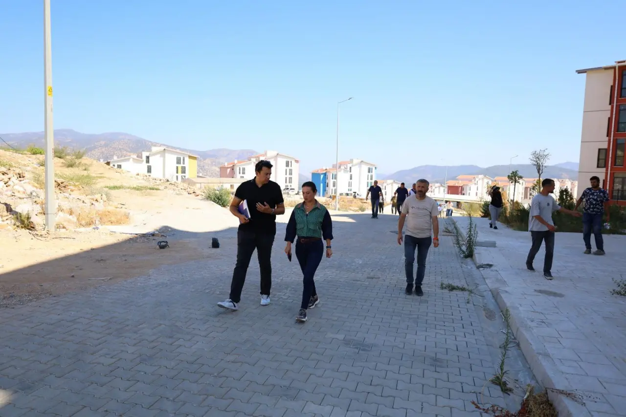 Efes Selçuk Belediye Başkanı Filiz Ceritoğlu Sengel, TOKİ mağdurlarının yaşadığı sorunlara dikkat çekmek amacıyla proje alanında önemli açıklamalarda bulundu. Başkan Sengel; kurulan komisyonun üyeleri ile birlikte projenin müteahhitleri ile görüşerek inşaat ve ruhsatlandırma süreci ile ilgili fikir alışverişinde bulundu.