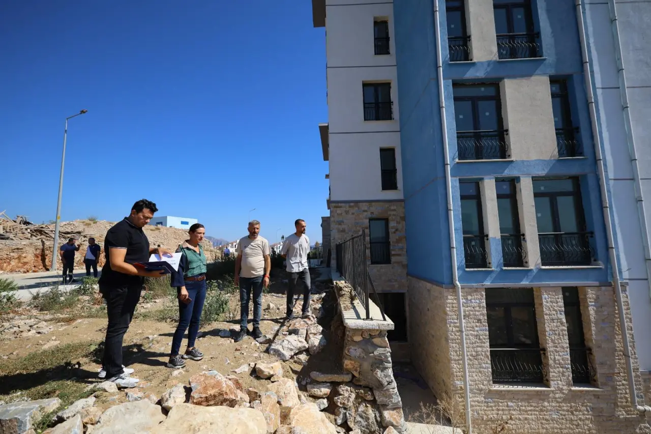 Efes Selçuk Belediye Başkanı Filiz Ceritoğlu Sengel, TOKİ mağdurlarının yaşadığı sorunlara dikkat çekmek amacıyla proje alanında önemli açıklamalarda bulundu. Başkan Sengel; kurulan komisyonun üyeleri ile birlikte projenin müteahhitleri ile görüşerek inşaat ve ruhsatlandırma süreci ile ilgili fikir alışverişinde bulundu.