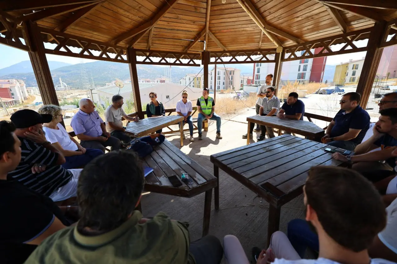 Efes Selçuk Belediye Başkanı Filiz Ceritoğlu Sengel, TOKİ mağdurlarının yaşadığı sorunlara dikkat çekmek amacıyla proje alanında önemli açıklamalarda bulundu. Başkan Sengel; kurulan komisyonun üyeleri ile birlikte projenin müteahhitleri ile görüşerek inşaat ve ruhsatlandırma süreci ile ilgili fikir alışverişinde bulundu.