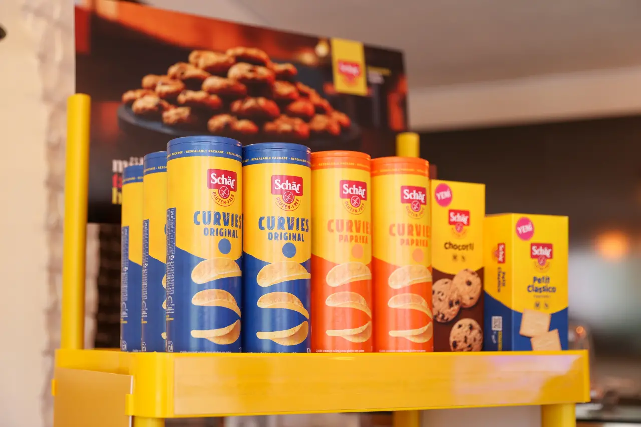 Buca Belediyesi, çölyak hastalarına nefes aldıracak bir uygulamayı hayata geçirdi. İlçedeki iki noktada glütensiz gıda satışına başlanırken, ürünler kâr amacı gütmeden piyasa fiyatının çok altında rakamlarla vatandaşlara sunuluyor. Buca Belediye Başkanı Mimar Görkem Duman, “Hastalar için yaşam boyu süren ve maddi açıdan zorlayıcı diyet sürecinde kendilerine destek olmak istiyoruz” dedi.