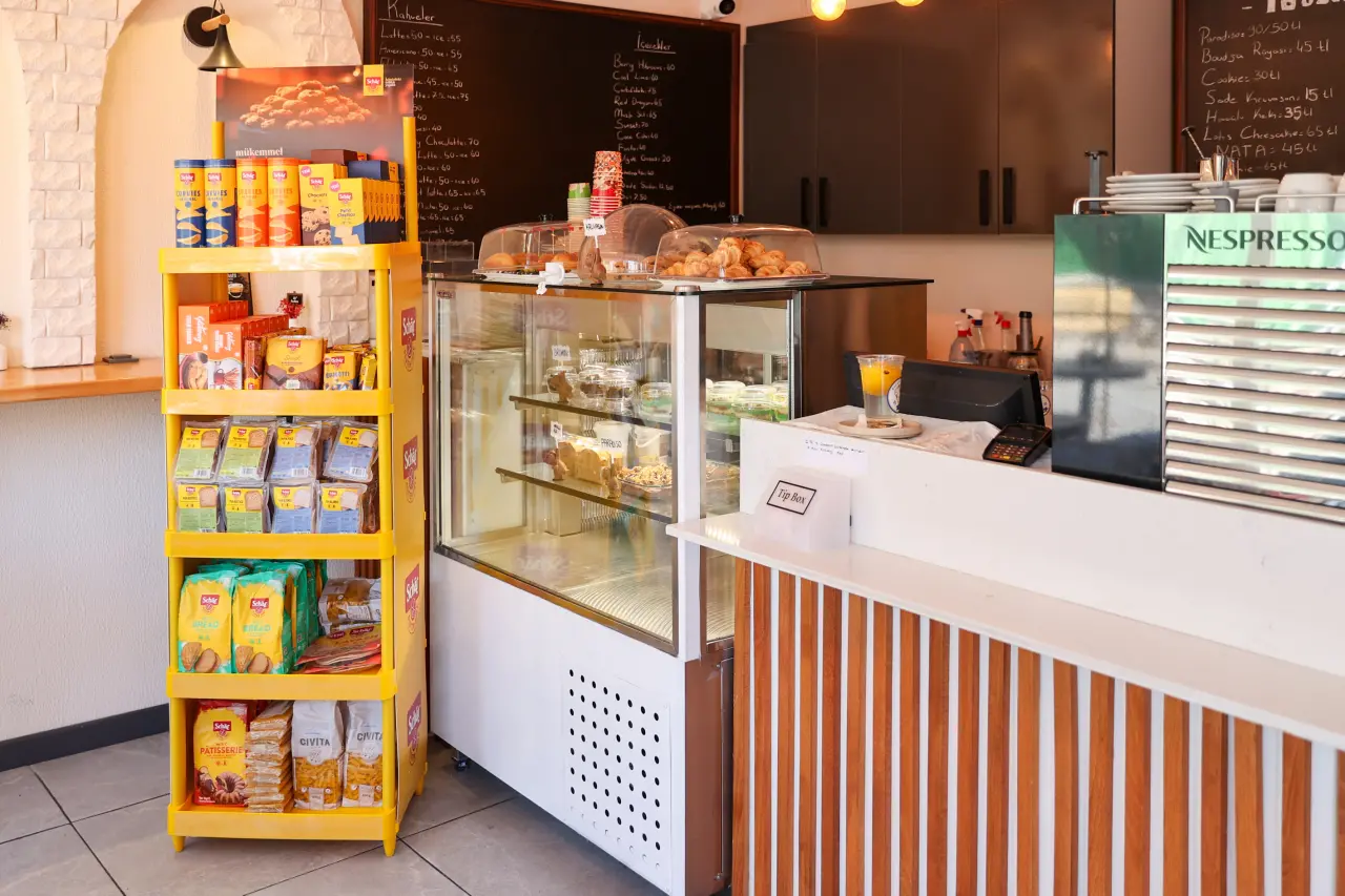 Buca Belediyesi, çölyak hastalarına nefes aldıracak bir uygulamayı hayata geçirdi. İlçedeki iki noktada glütensiz gıda satışına başlanırken, ürünler kâr amacı gütmeden piyasa fiyatının çok altında rakamlarla vatandaşlara sunuluyor. Buca Belediye Başkanı Mimar Görkem Duman, “Hastalar için yaşam boyu süren ve maddi açıdan zorlayıcı diyet sürecinde kendilerine destek olmak istiyoruz” dedi.