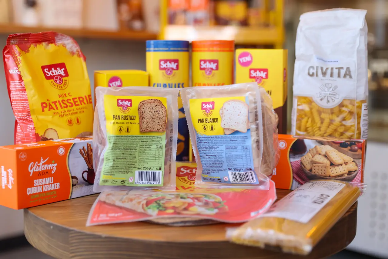 Buca Belediyesi, çölyak hastalarına nefes aldıracak bir uygulamayı hayata geçirdi. İlçedeki iki noktada glütensiz gıda satışına başlanırken, ürünler kâr amacı gütmeden piyasa fiyatının çok altında rakamlarla vatandaşlara sunuluyor. Buca Belediye Başkanı Mimar Görkem Duman, “Hastalar için yaşam boyu süren ve maddi açıdan zorlayıcı diyet sürecinde kendilerine destek olmak istiyoruz” dedi.