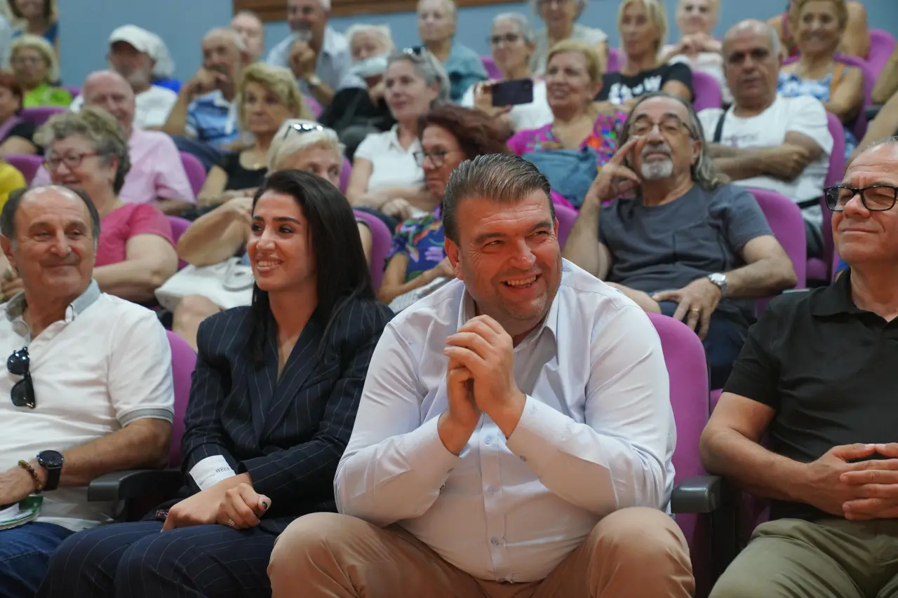 Seferihisar Belediyesi, Ege Geriatri Derneği ve Çağdaş Kadınlar Platformu iş birliğiyle hayata geçirilen 3. Yaş Üniversitesi’nin tanıtım paneli ve protokol imza töreni, 23 Eylül Salı günü Çağan Irmak Kültür Merkezi’nde gerçekleştirildi.