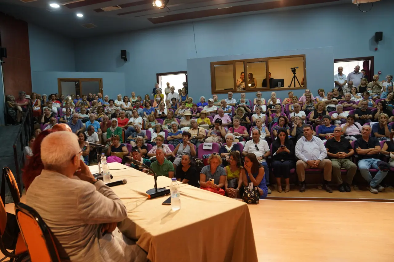 Seferihisar Belediyesi, Ege Geriatri Derneği ve Çağdaş Kadınlar Platformu iş birliğiyle hayata geçirilen 3. Yaş Üniversitesi’nin tanıtım paneli ve protokol imza töreni, 23 Eylül Salı günü Çağan Irmak Kültür Merkezi’nde gerçekleştirildi.