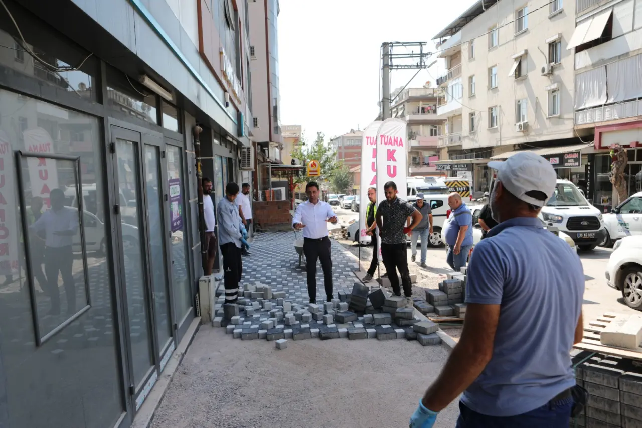 Bayraklı Belediyesi, ilçe genelinde yol yenileme, düzenleme, bakım ve onarım çalışmalarını hız kesmeden sürdürüyor. Bu kapsamda Fen İşleri Müdürlüğü ekipleri, vatandaşlardan gelen talep ve önerileri dikkate alarak kaldırım düzenlemesi ve kilit parke serimi yaparak cadde ve sokaklardaki bozulan yolları yeniledi. Bayraklı Belediye Başkanı İrfan Önal, "İlçemizin genelinde sürdürdüğümüz çalışmalar kapsamında yolları yeniliyor, daha konforlu hâle getiriyoruz. İmkanlarımız dahilinde bozuk yolların tamamını yenileyene kadar çalışmalarımız her mahallede sürecek" dedi.