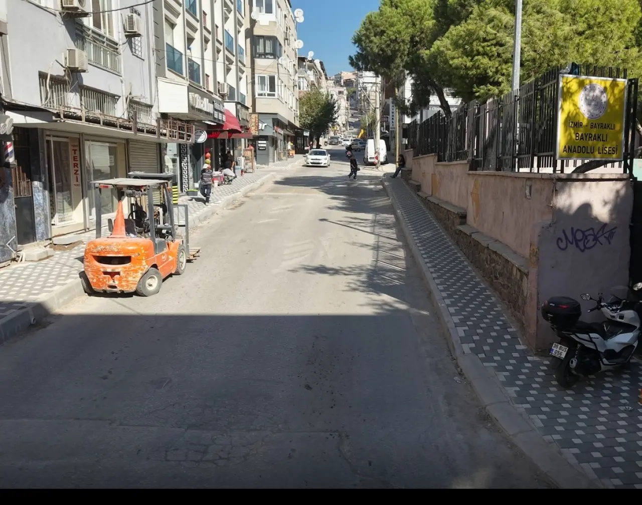 Bayraklı Belediyesi, ilçe genelinde yol yenileme, düzenleme, bakım ve onarım çalışmalarını hız kesmeden sürdürüyor. Bu kapsamda Fen İşleri Müdürlüğü ekipleri, vatandaşlardan gelen talep ve önerileri dikkate alarak kaldırım düzenlemesi ve kilit parke serimi yaparak cadde ve sokaklardaki bozulan yolları yeniledi. Bayraklı Belediye Başkanı İrfan Önal, "İlçemizin genelinde sürdürdüğümüz çalışmalar kapsamında yolları yeniliyor, daha konforlu hâle getiriyoruz. İmkanlarımız dahilinde bozuk yolların tamamını yenileyene kadar çalışmalarımız her mahallede sürecek" dedi.