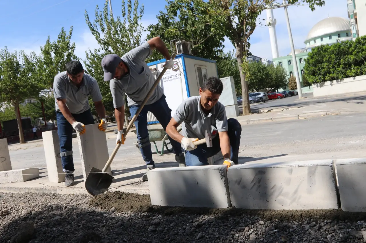 Bayraklı Belediyesi, ilçe genelinde yol yenileme, düzenleme, bakım ve onarım çalışmalarını hız kesmeden sürdürüyor. Bu kapsamda Fen İşleri Müdürlüğü ekipleri, vatandaşlardan gelen talep ve önerileri dikkate alarak kaldırım düzenlemesi ve kilit parke serimi yaparak cadde ve sokaklardaki bozulan yolları yeniledi. Bayraklı Belediye Başkanı İrfan Önal, "İlçemizin genelinde sürdürdüğümüz çalışmalar kapsamında yolları yeniliyor, daha konforlu hâle getiriyoruz. İmkanlarımız dahilinde bozuk yolların tamamını yenileyene kadar çalışmalarımız her mahallede sürecek" dedi.