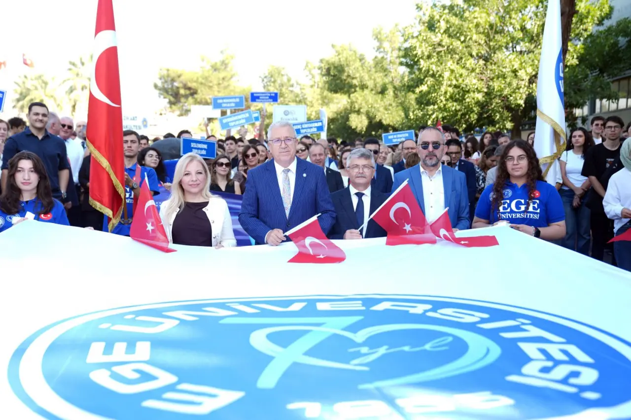 Yeni akademik yılın başlamasıyla birlikte Egeli olmanın gururunu yaşayan gençler büyük bir heyecanla kampüsü doldurdu. Öğrencilerin yeni döneme adaptasyonunu hızlandırmak ve motivasyonlarını artırmak amacıyla Rektör Prof. Dr. Necdet Budak’ın öncülüğünde geleneksel olarak düzenlenen “Ege’ye Hoş Geldin Şenliği” büyük bir coşkuya sahne oldu. Şenliğe Rektör Prof. Dr. Budak’ın yanı sıra, üniversite üst yönetimi, senato üyeleri, idari-akademik çalışanlar ve öğrenciler katıldı.