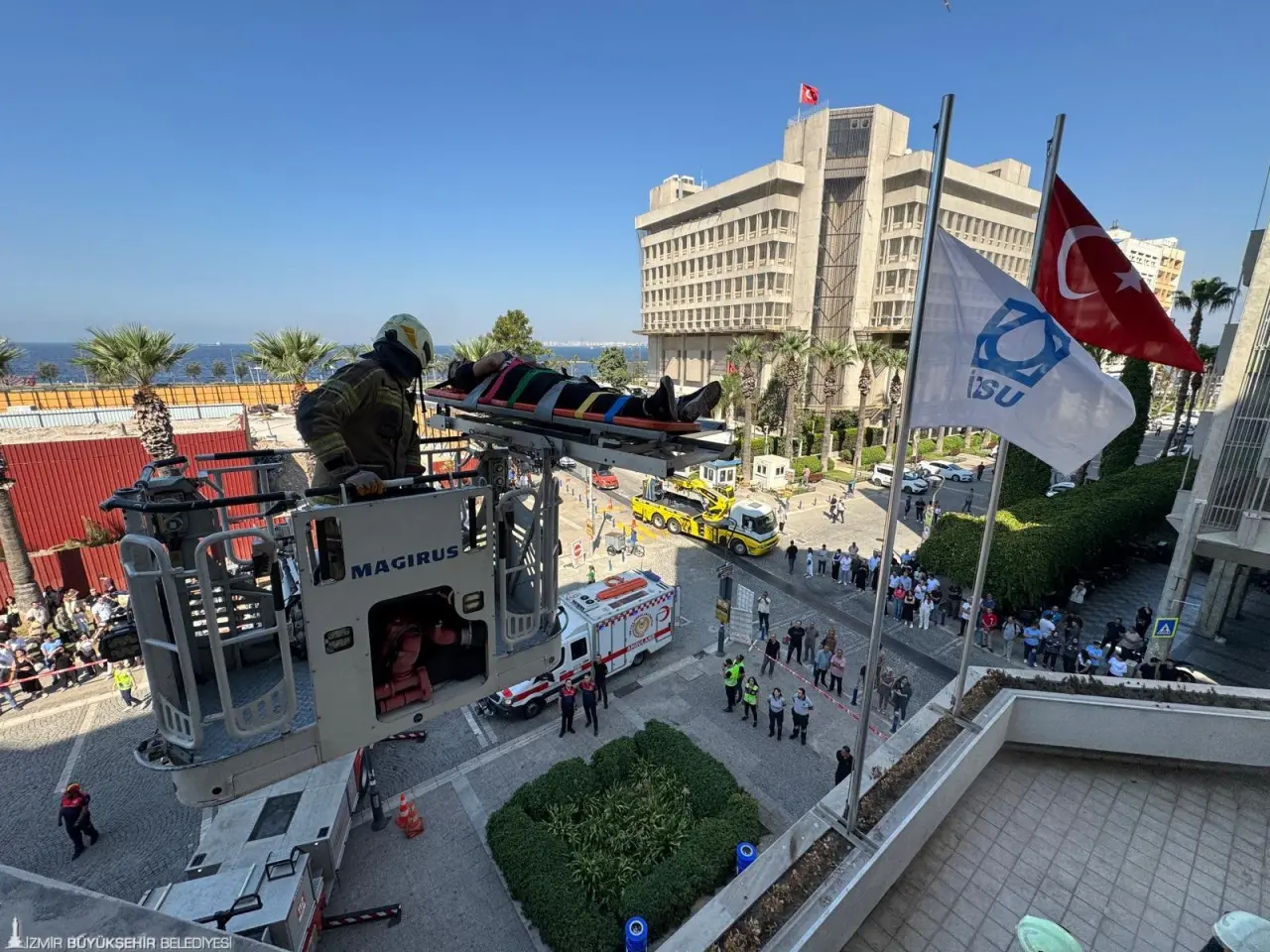 İtfaiye Haftası etkinlikleri kapsamında İzmir İtfaiyesi’nce İZSU Genel Müdürlüğü Afet ve Acil Durum Yönetimi Birimi iş birliği ile düzenlenen yangın söndürme, tahliye ve kurtarma tatbikatında nefes kesen anlar yaşandı. Konak’taki İZSU Genel Müdürlüğü binasında senaryo gereği çıkan yangını kısa sürede söndürerek binada mahsur kalan biri engelli dört yurttaşı başarıyla kurtaran ekipler, İzmirlilere bir kez daha güven verdi.