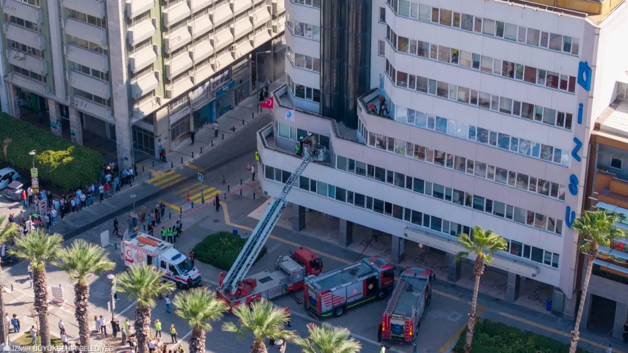 İtfaiye Haftası etkinlikleri kapsamında İzmir İtfaiyesi’nce İZSU Genel Müdürlüğü Afet ve Acil Durum Yönetimi Birimi iş birliği ile düzenlenen yangın söndürme, tahliye ve kurtarma tatbikatında nefes kesen anlar yaşandı. Konak’taki İZSU Genel Müdürlüğü binasında senaryo gereği çıkan yangını kısa sürede söndürerek binada mahsur kalan biri engelli dört yurttaşı başarıyla kurtaran ekipler, İzmirlilere bir kez daha güven verdi.