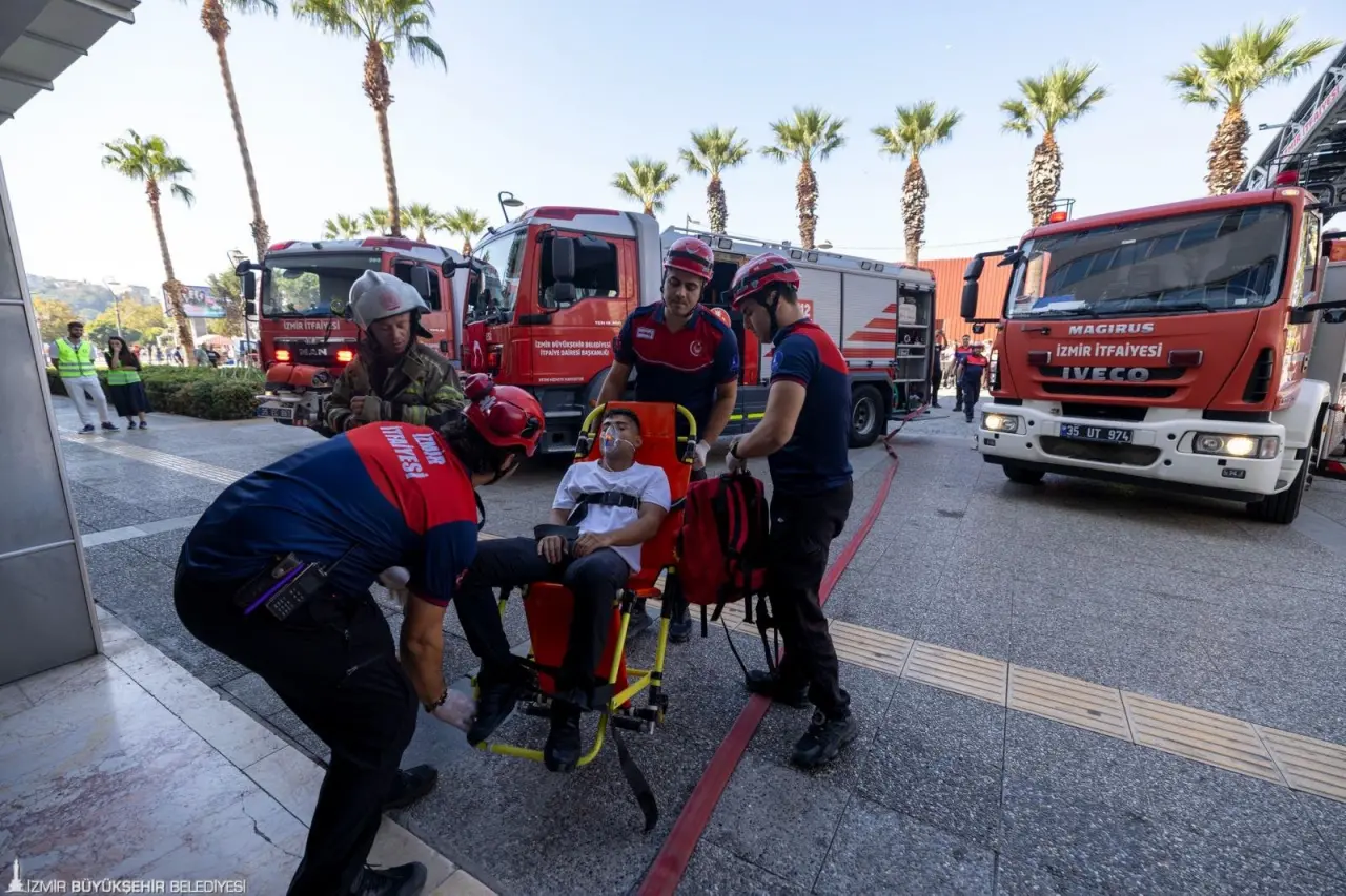 İtfaiye Haftası etkinlikleri kapsamında İzmir İtfaiyesi’nce İZSU Genel Müdürlüğü Afet ve Acil Durum Yönetimi Birimi iş birliği ile düzenlenen yangın söndürme, tahliye ve kurtarma tatbikatında nefes kesen anlar yaşandı. Konak’taki İZSU Genel Müdürlüğü binasında senaryo gereği çıkan yangını kısa sürede söndürerek binada mahsur kalan biri engelli dört yurttaşı başarıyla kurtaran ekipler, İzmirlilere bir kez daha güven verdi.