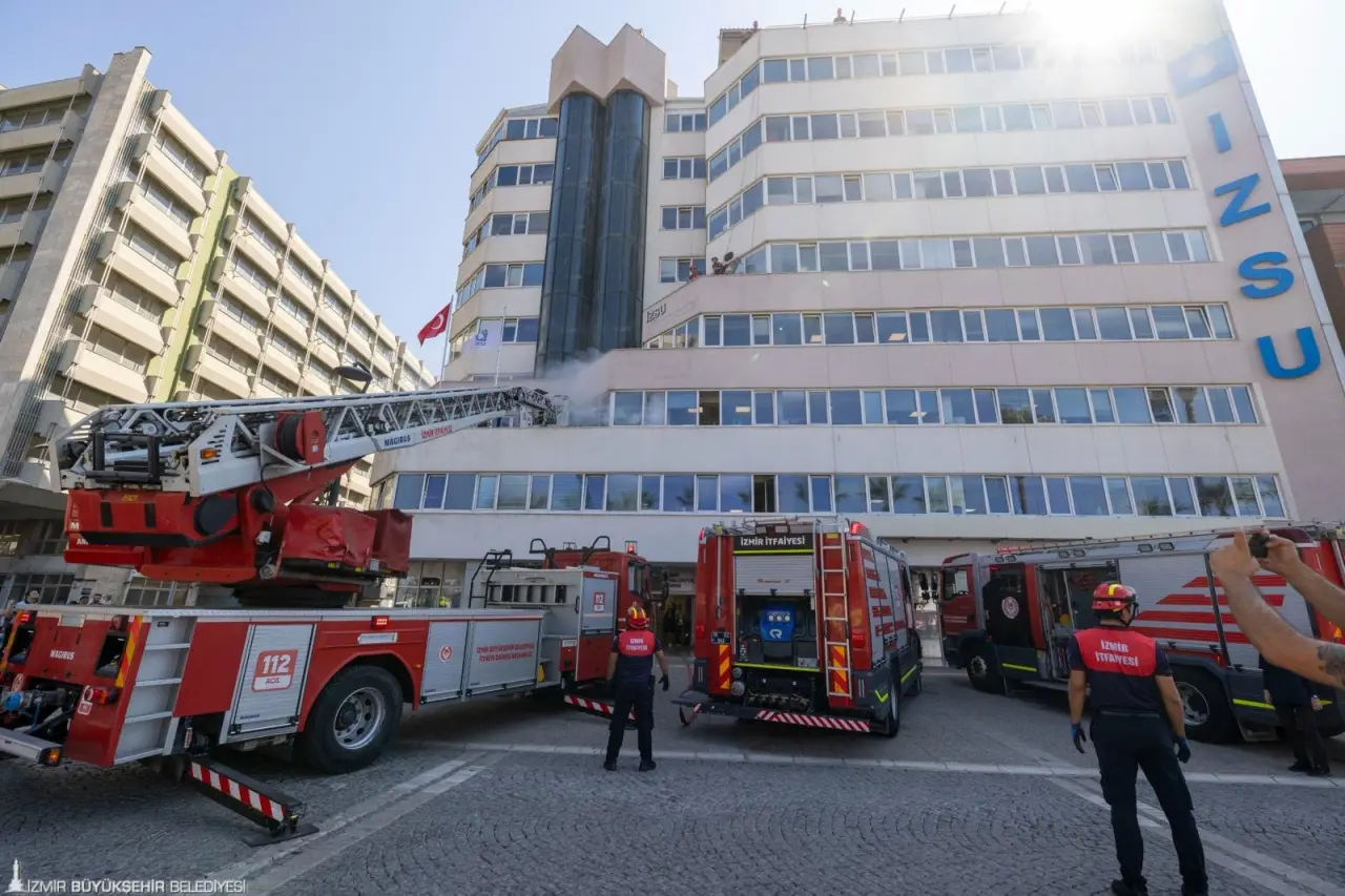 İtfaiye Haftası etkinlikleri kapsamında İzmir İtfaiyesi’nce İZSU Genel Müdürlüğü Afet ve Acil Durum Yönetimi Birimi iş birliği ile düzenlenen yangın söndürme, tahliye ve kurtarma tatbikatında nefes kesen anlar yaşandı. Konak’taki İZSU Genel Müdürlüğü binasında senaryo gereği çıkan yangını kısa sürede söndürerek binada mahsur kalan biri engelli dört yurttaşı başarıyla kurtaran ekipler, İzmirlilere bir kez daha güven verdi.