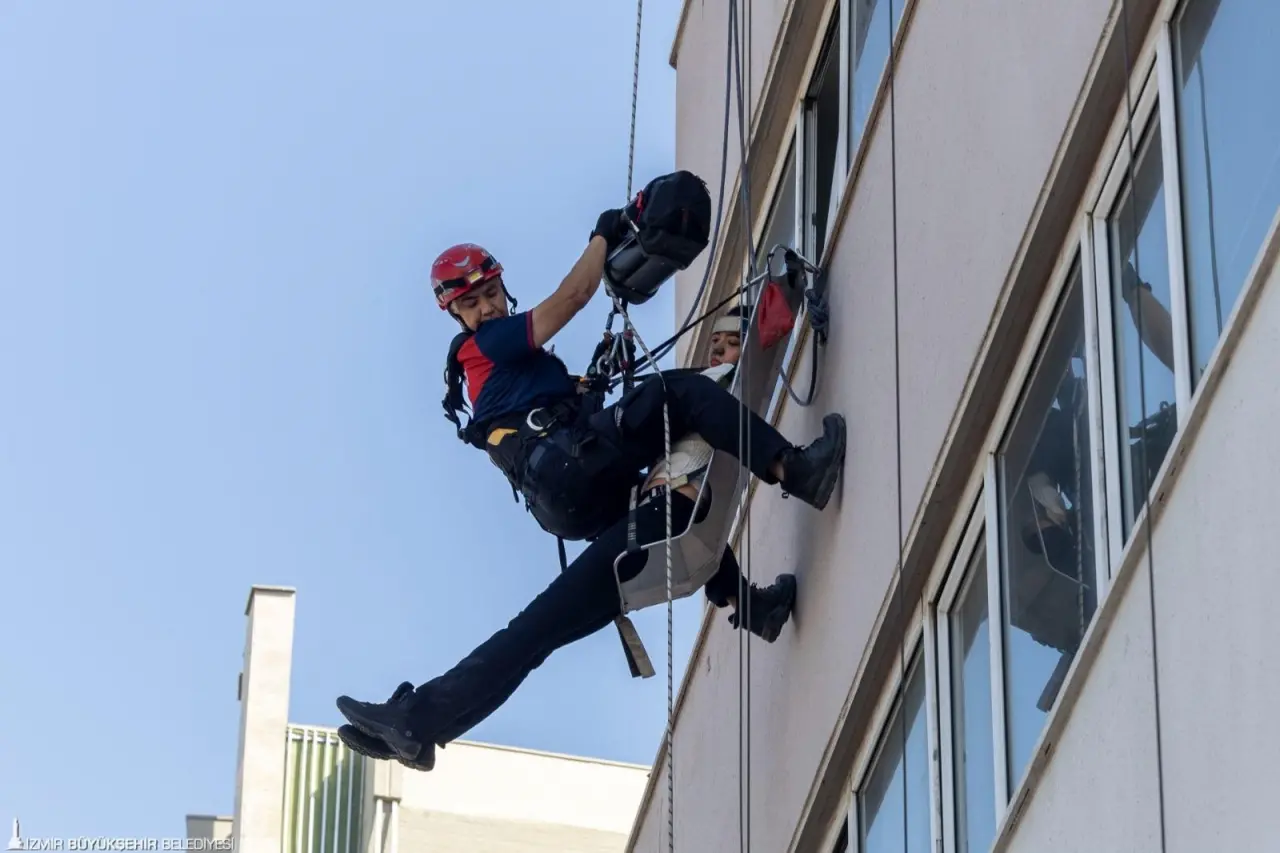 İtfaiye Haftası etkinlikleri kapsamında İzmir İtfaiyesi’nce İZSU Genel Müdürlüğü Afet ve Acil Durum Yönetimi Birimi iş birliği ile düzenlenen yangın söndürme, tahliye ve kurtarma tatbikatında nefes kesen anlar yaşandı. Konak’taki İZSU Genel Müdürlüğü binasında senaryo gereği çıkan yangını kısa sürede söndürerek binada mahsur kalan biri engelli dört yurttaşı başarıyla kurtaran ekipler, İzmirlilere bir kez daha güven verdi.