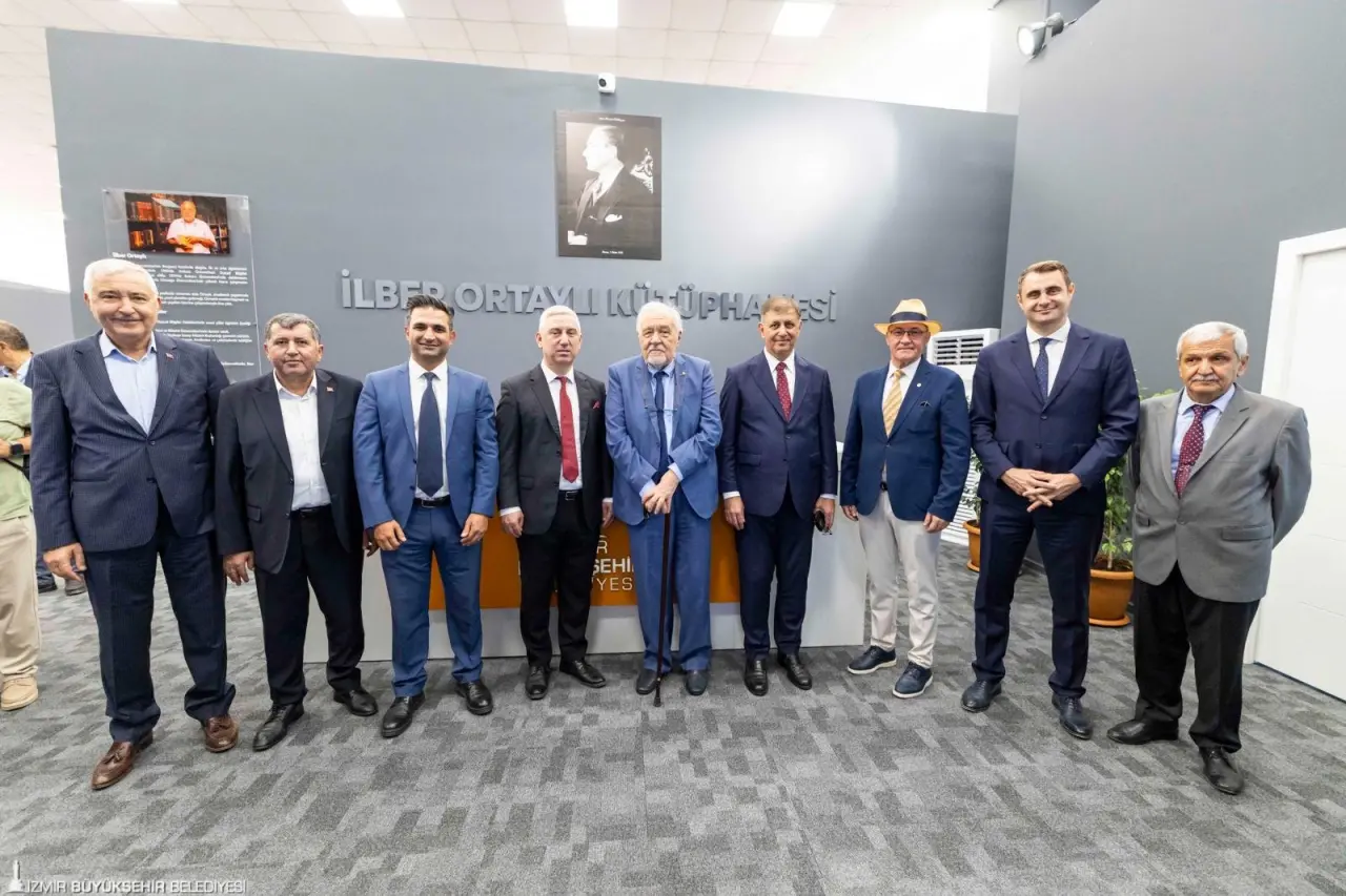 İzmir Büyükşehir Belediyesi tarafından Kültürpark'a kazandırılan İlber Ortaylı Kütüphanesi'nin açılışını İzmir Büyükşehir Belediye Başkanı Dr. Cemil Tugay ve Prof. Dr. İlber Ortaylı birlikte yaptı. Kente yeni kütüphaneler kazandırmaya devam edeceklerinin müjdesini veren Başkan Tugay, yeni neslin kültür ve sanatla iç içe yetişmesi için çalıştıklarını kaydetti. Ortaylı ise gençlerin Kültürpark'a kitap okumak için geleceğini belirterek kütüphaneye adının verilmesinden duyduğu mutluluğu dile getirdi.