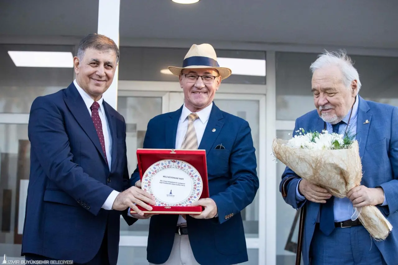 İzmir Büyükşehir Belediyesi tarafından Kültürpark'a kazandırılan İlber Ortaylı Kütüphanesi'nin açılışını İzmir Büyükşehir Belediye Başkanı Dr. Cemil Tugay ve Prof. Dr. İlber Ortaylı birlikte yaptı. Kente yeni kütüphaneler kazandırmaya devam edeceklerinin müjdesini veren Başkan Tugay, yeni neslin kültür ve sanatla iç içe yetişmesi için çalıştıklarını kaydetti. Ortaylı ise gençlerin Kültürpark'a kitap okumak için geleceğini belirterek kütüphaneye adının verilmesinden duyduğu mutluluğu dile getirdi.