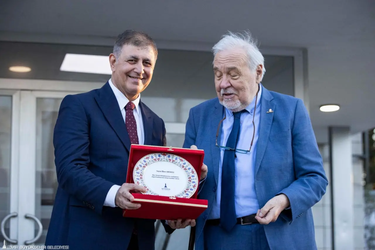 İzmir Büyükşehir Belediyesi tarafından Kültürpark'a kazandırılan İlber Ortaylı Kütüphanesi'nin açılışını İzmir Büyükşehir Belediye Başkanı Dr. Cemil Tugay ve Prof. Dr. İlber Ortaylı birlikte yaptı. Kente yeni kütüphaneler kazandırmaya devam edeceklerinin müjdesini veren Başkan Tugay, yeni neslin kültür ve sanatla iç içe yetişmesi için çalıştıklarını kaydetti. Ortaylı ise gençlerin Kültürpark'a kitap okumak için geleceğini belirterek kütüphaneye adının verilmesinden duyduğu mutluluğu dile getirdi.