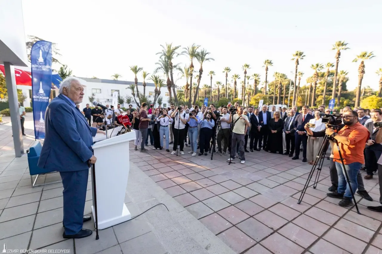 İzmir Büyükşehir Belediyesi tarafından Kültürpark'a kazandırılan İlber Ortaylı Kütüphanesi'nin açılışını İzmir Büyükşehir Belediye Başkanı Dr. Cemil Tugay ve Prof. Dr. İlber Ortaylı birlikte yaptı. Kente yeni kütüphaneler kazandırmaya devam edeceklerinin müjdesini veren Başkan Tugay, yeni neslin kültür ve sanatla iç içe yetişmesi için çalıştıklarını kaydetti. Ortaylı ise gençlerin Kültürpark'a kitap okumak için geleceğini belirterek kütüphaneye adının verilmesinden duyduğu mutluluğu dile getirdi.
