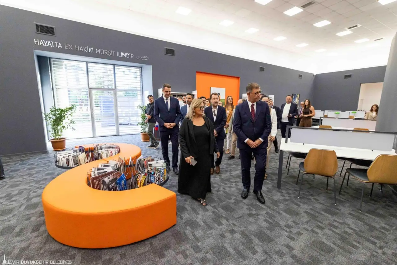İzmir Büyükşehir Belediyesi tarafından Kültürpark'a kazandırılan İlber Ortaylı Kütüphanesi'nin açılışını İzmir Büyükşehir Belediye Başkanı Dr. Cemil Tugay ve Prof. Dr. İlber Ortaylı birlikte yaptı. Kente yeni kütüphaneler kazandırmaya devam edeceklerinin müjdesini veren Başkan Tugay, yeni neslin kültür ve sanatla iç içe yetişmesi için çalıştıklarını kaydetti. Ortaylı ise gençlerin Kültürpark'a kitap okumak için geleceğini belirterek kütüphaneye adının verilmesinden duyduğu mutluluğu dile getirdi.
