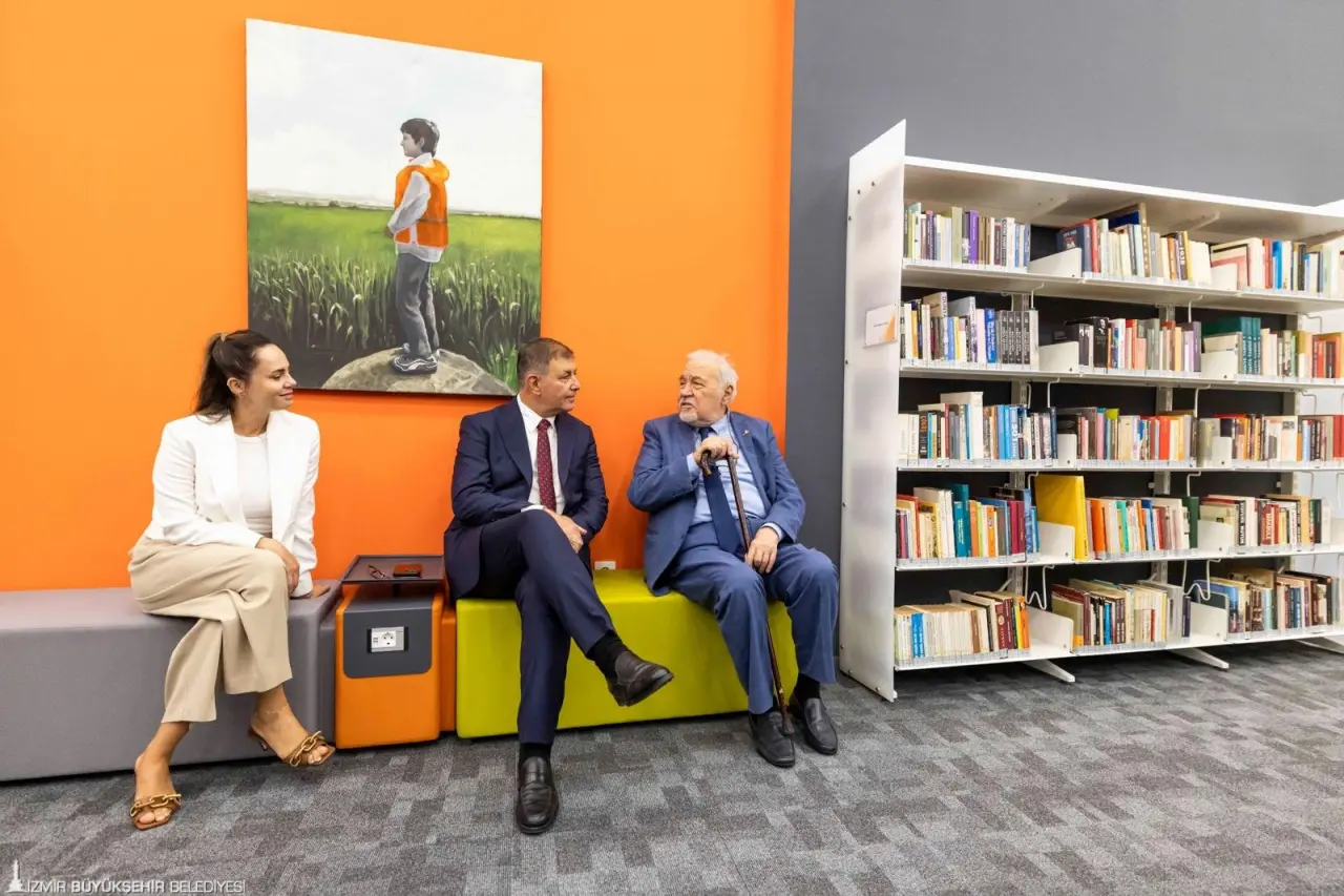 İzmir Büyükşehir Belediyesi tarafından Kültürpark'a kazandırılan İlber Ortaylı Kütüphanesi'nin açılışını İzmir Büyükşehir Belediye Başkanı Dr. Cemil Tugay ve Prof. Dr. İlber Ortaylı birlikte yaptı. Kente yeni kütüphaneler kazandırmaya devam edeceklerinin müjdesini veren Başkan Tugay, yeni neslin kültür ve sanatla iç içe yetişmesi için çalıştıklarını kaydetti. Ortaylı ise gençlerin Kültürpark'a kitap okumak için geleceğini belirterek kütüphaneye adının verilmesinden duyduğu mutluluğu dile getirdi.