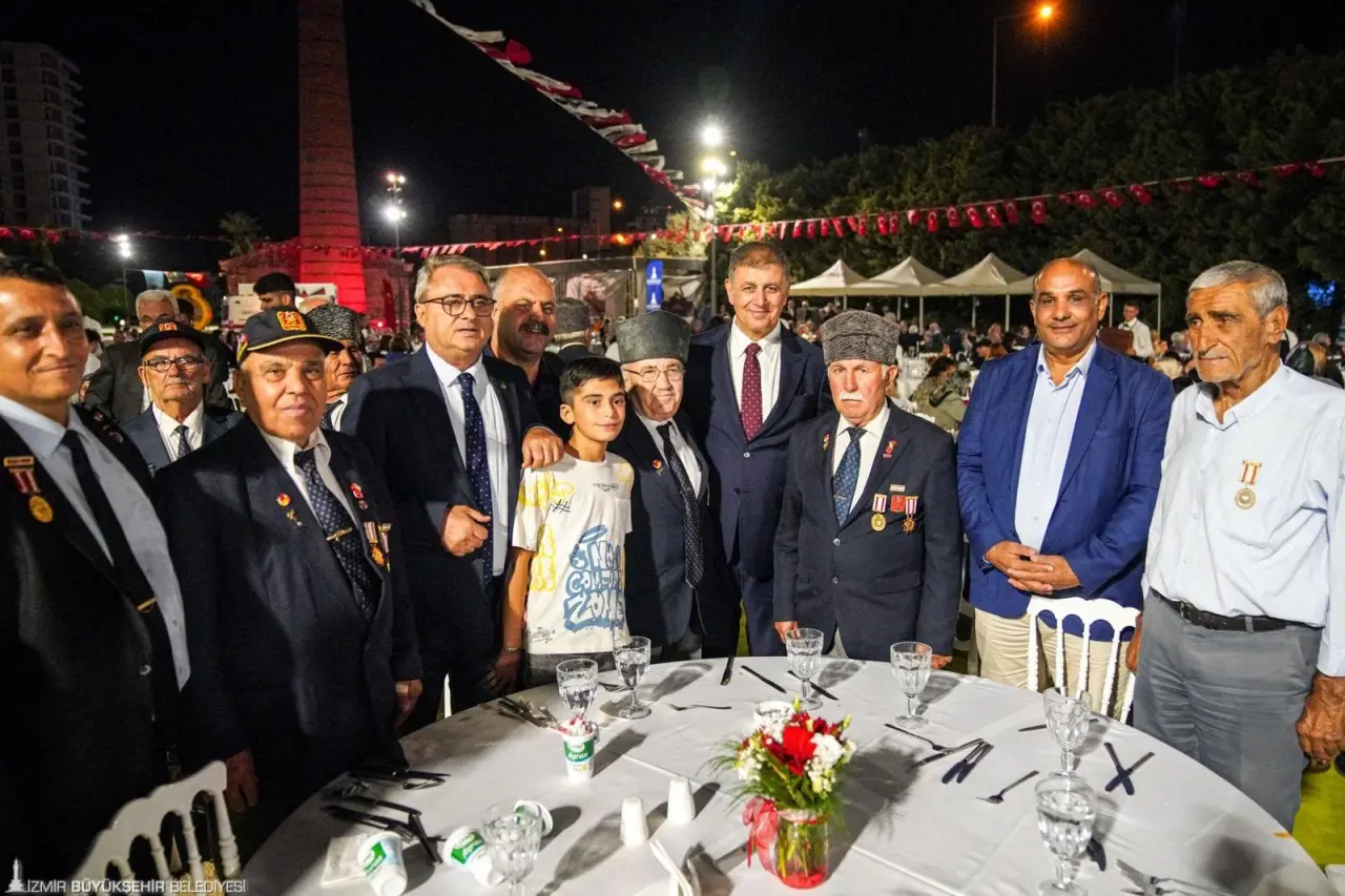 İzmir Büyükşehir Belediye Başkanı Dr. Cemil Tugay, 19 Eylül Gaziler Günü nedeniyle, gazi, gazi yakınları ile şehit ailelerini Tarihi Havagazı Fabrikası’nda ağırladı. Şehit aileleri ve gazilerle yakından ilgilenen Başkan Tugay, “Eğer özgürsek, Türkiye Cumhuriyeti dimdik ayakta ise bunu şehitlerimizin canına ve gazilerimizin cesaretine borçluyuz. Bu borcu hiçbir zaman ödeyemeyeceğimizi biliyorum. Ancak elimizden ne geliyorsa, hizmetinizde olduğumuzu bilmenizi istiyorum” dedi.