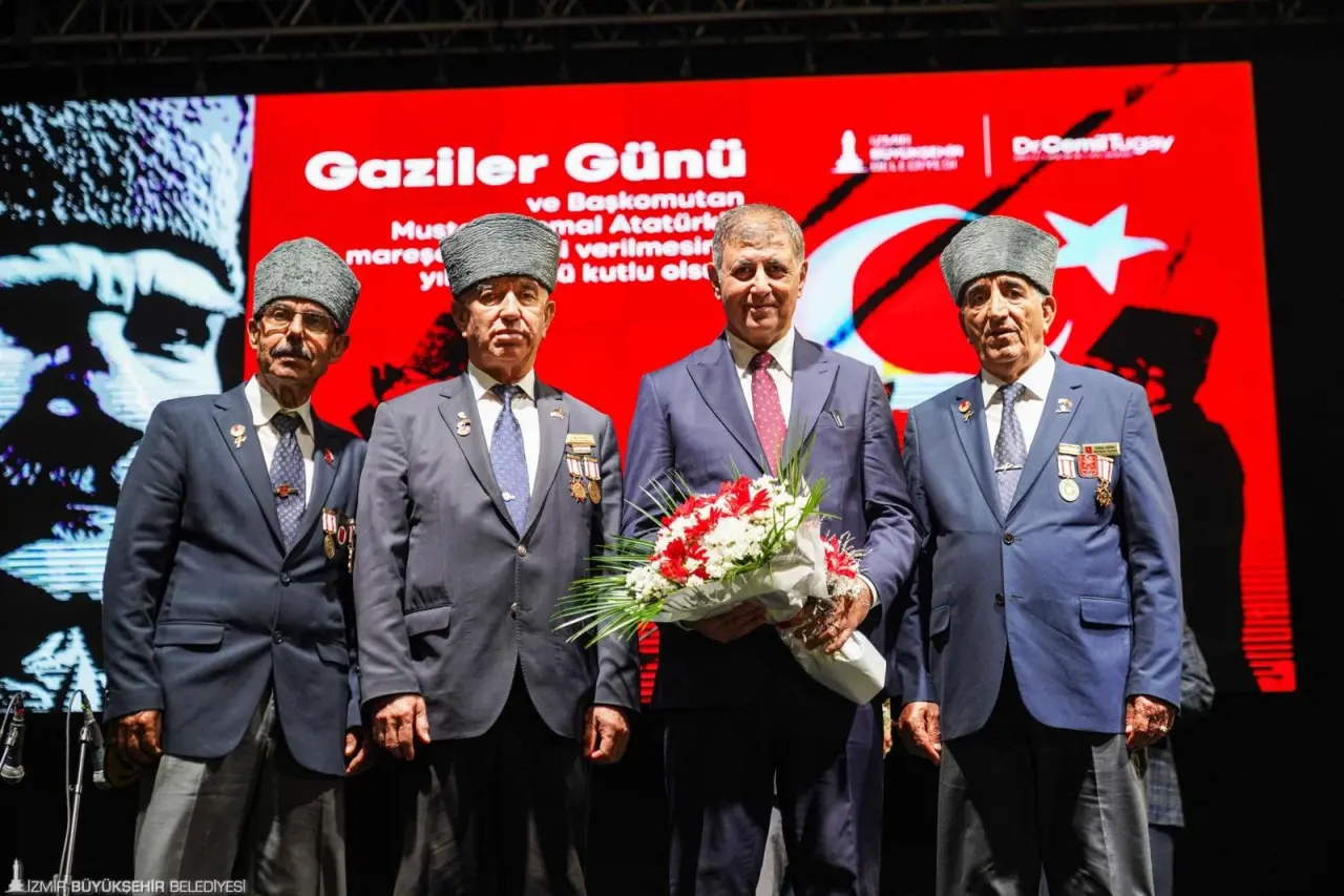 İzmir Büyükşehir Belediye Başkanı Dr. Cemil Tugay, 19 Eylül Gaziler Günü nedeniyle, gazi, gazi yakınları ile şehit ailelerini Tarihi Havagazı Fabrikası’nda ağırladı. Şehit aileleri ve gazilerle yakından ilgilenen Başkan Tugay, “Eğer özgürsek, Türkiye Cumhuriyeti dimdik ayakta ise bunu şehitlerimizin canına ve gazilerimizin cesaretine borçluyuz. Bu borcu hiçbir zaman ödeyemeyeceğimizi biliyorum. Ancak elimizden ne geliyorsa, hizmetinizde olduğumuzu bilmenizi istiyorum” dedi.