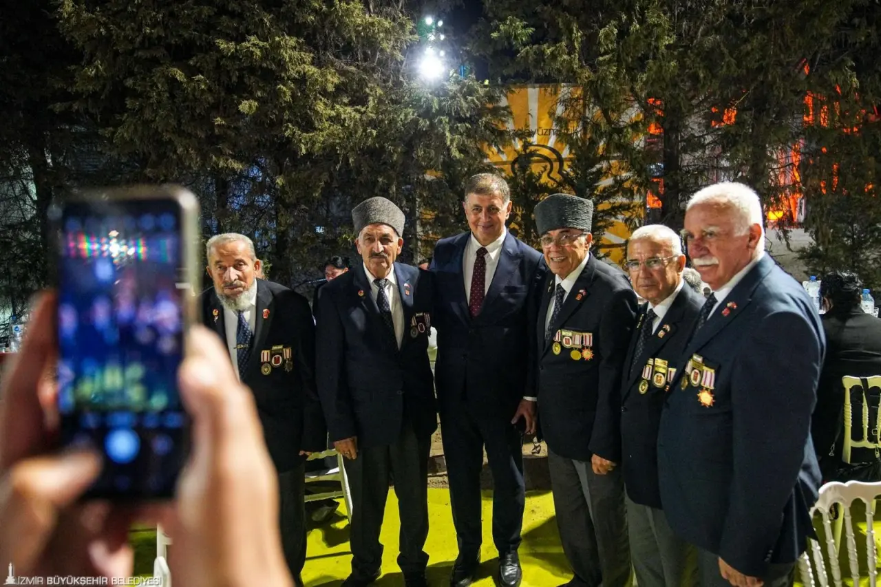 İzmir Büyükşehir Belediye Başkanı Dr. Cemil Tugay, 19 Eylül Gaziler Günü nedeniyle, gazi, gazi yakınları ile şehit ailelerini Tarihi Havagazı Fabrikası’nda ağırladı. Şehit aileleri ve gazilerle yakından ilgilenen Başkan Tugay, “Eğer özgürsek, Türkiye Cumhuriyeti dimdik ayakta ise bunu şehitlerimizin canına ve gazilerimizin cesaretine borçluyuz. Bu borcu hiçbir zaman ödeyemeyeceğimizi biliyorum. Ancak elimizden ne geliyorsa, hizmetinizde olduğumuzu bilmenizi istiyorum” dedi.