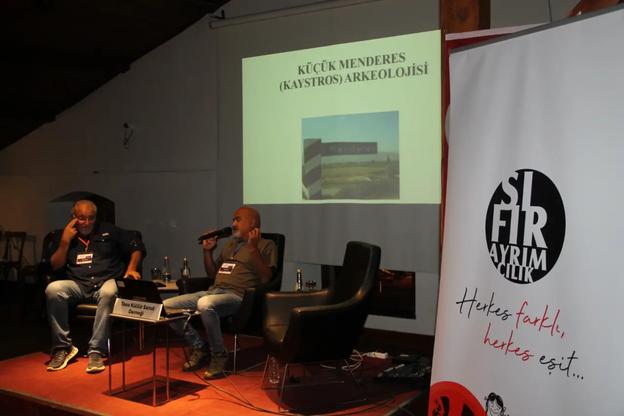 Başka Bir Siyaset Okulu söyleşileri kapsamında Selçuk Efes Kent Belleği’nde düzenlenen “Yerel Kültür Politikaları” söyleşisinde, kentlerin belleğini oluşturan unsurlar arasında önemli bir yere sahip olan su kaynakları ele alındı.