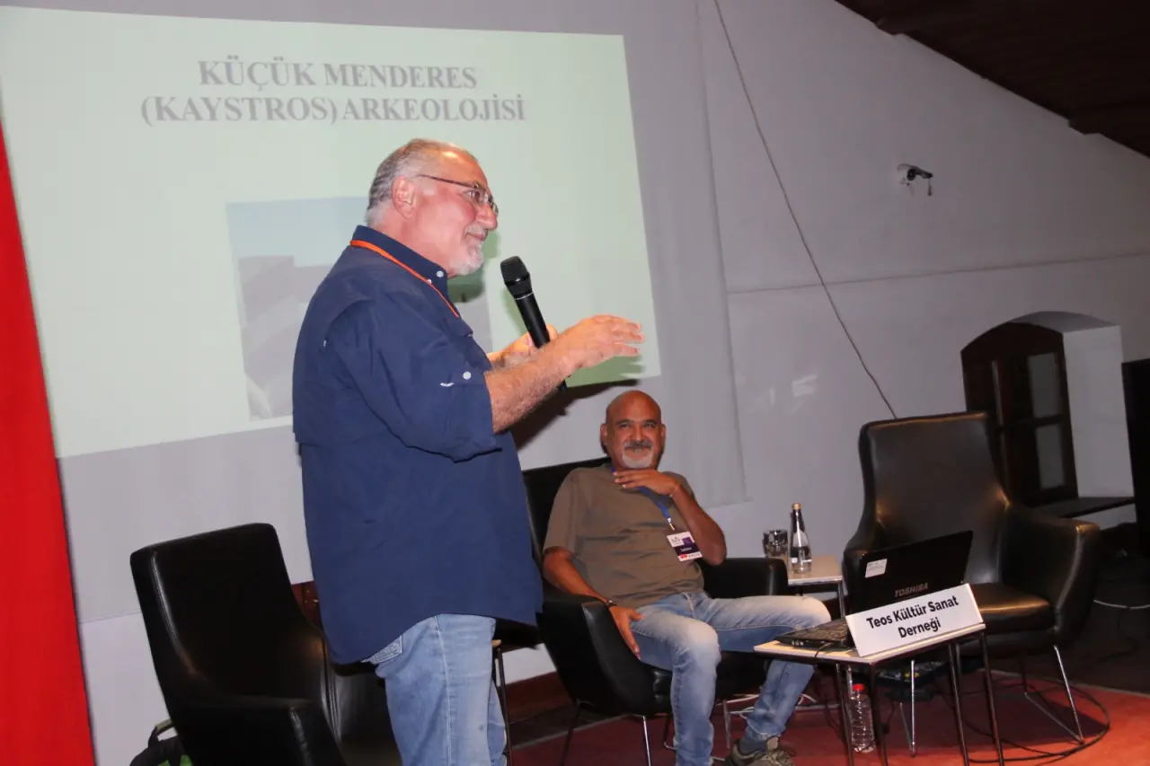 Başka Bir Siyaset Okulu söyleşileri kapsamında Selçuk Efes Kent Belleği’nde düzenlenen “Yerel Kültür Politikaları” söyleşisinde, kentlerin belleğini oluşturan unsurlar arasında önemli bir yere sahip olan su kaynakları ele alındı.