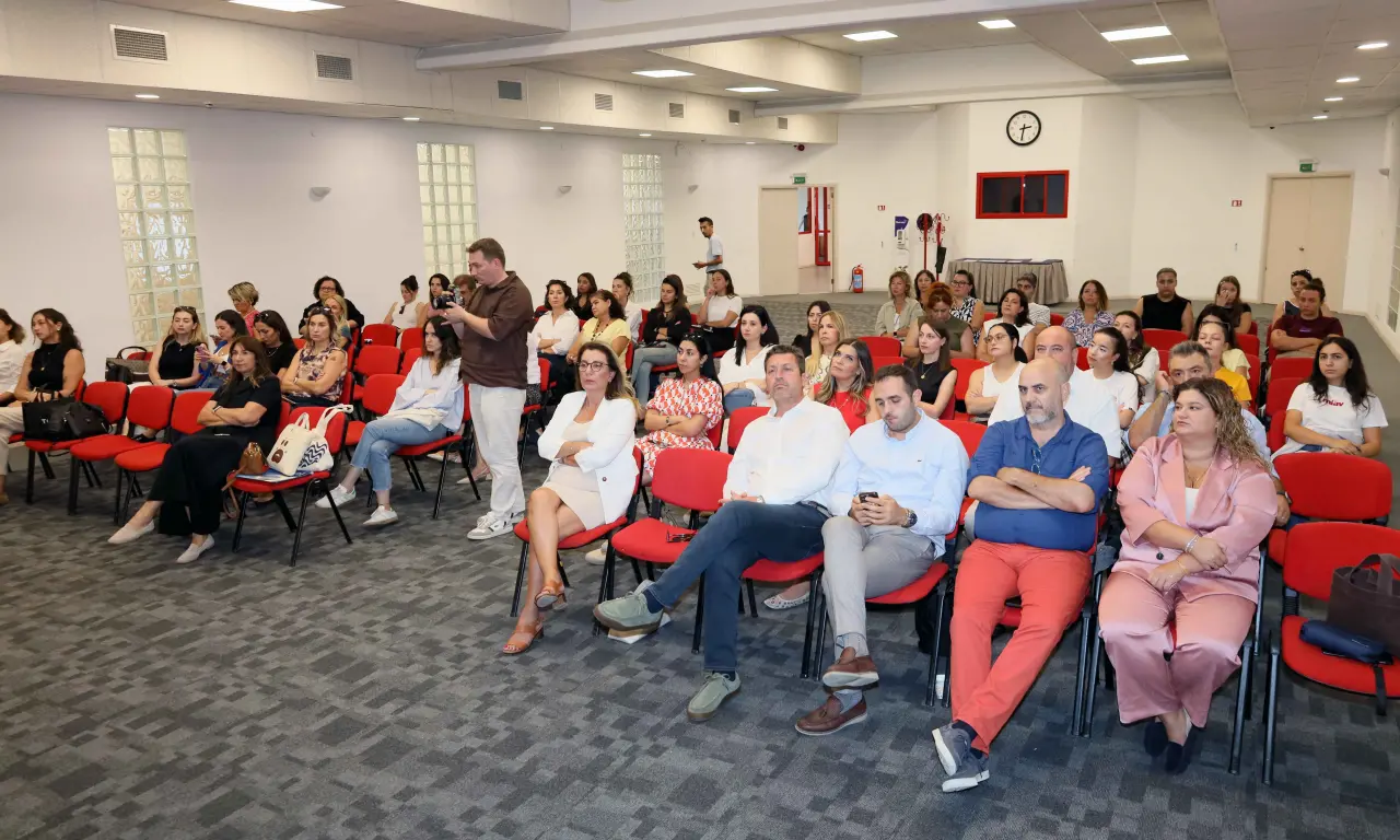 KalDer İzmir Şubesi’nin geleneksel “KalDer Sohbetleri” etkinliği bu kez ESBAŞ ev sahipliğinde gerçekleşti. İnsan kaynakları profesyonellerini bir araya getiren buluşma, KalDer İzmir Şubesi Genel Sekreteri Aylin Paksoylu’nun KalDer sunumu ile başladı. Paksoylu, katılımcılara KalDer’in süreçleri, vizyonu ve üyelerine sunduğu değerler hakkında bilgi verdi.