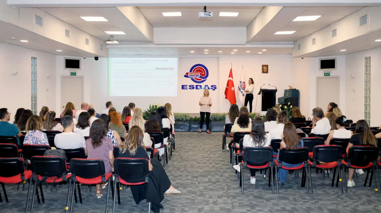 KalDer İzmir Şubesi’nin geleneksel “KalDer Sohbetleri” etkinliği bu kez ESBAŞ ev sahipliğinde gerçekleşti. İnsan kaynakları profesyonellerini bir araya getiren buluşma, KalDer İzmir Şubesi Genel Sekreteri Aylin Paksoylu’nun KalDer sunumu ile başladı. Paksoylu, katılımcılara KalDer’in süreçleri, vizyonu ve üyelerine sunduğu değerler hakkında bilgi verdi.