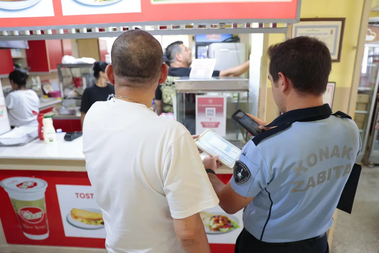 Konak Belediyesi zabıta ekipleri, ilçedeki ilk ve ortaokullar ile liselerde faaliyet gösteren kantinlerdeki gıda güvenliği, hijyen ve ruhsat denetimine ara vermeden devam ediyor. Yapılan denetimlerle okul kantinlerinde gıda güvenliği ve hijyen standartlarına eksiksiz uygulanması sağlanıyor, sağlıksız gıdaların satışına geçit verilmiyor.