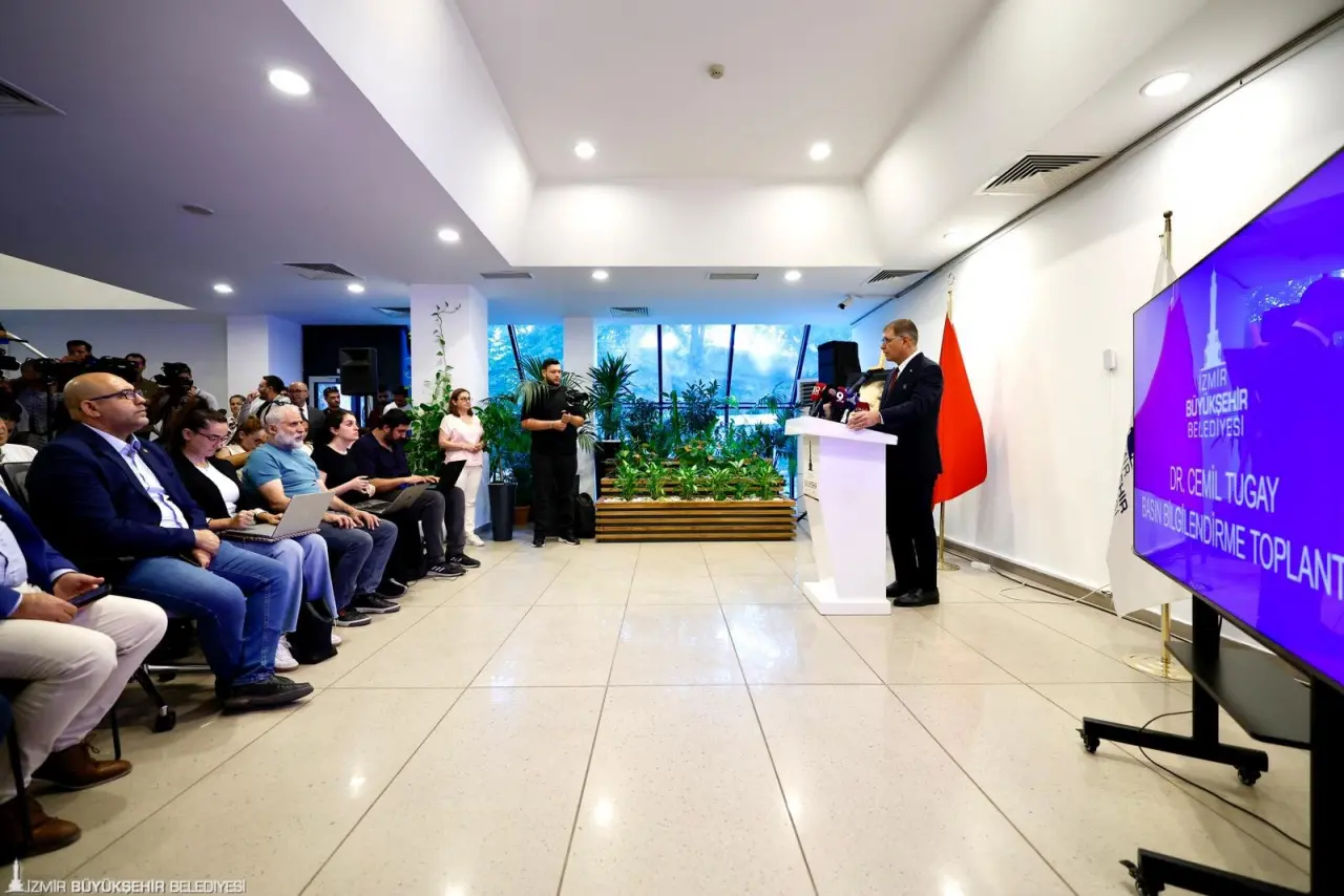 İzmir’in gündemindeki atık tesisleri sorunu ve kooperatif sürecine ilişkin açıklama yapan İzmir Büyükşehir Belediye Başkanı Dr. Cemil Tugay, “İzmir’in atık sorununu aylar içinde kökten çözeceğiz, Harmandalı Katı Atık Depolama Tesisi’ne ihtiyaç kalmayacak” dedi. Başkan Tugay, kooperatif sürecine ilişkin de hiçbir makama, savcılığa herhangi bir şikayette bulunmadıklarını belirterek inşaatların mümkün olan en kısa zamanda bitirileceğini söyledi.