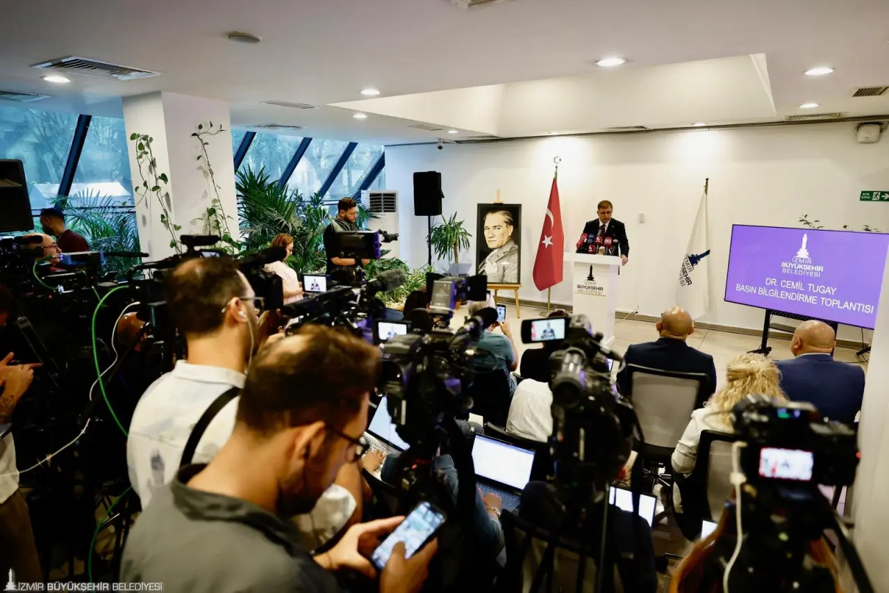 İzmir’in gündemindeki atık tesisleri sorunu ve kooperatif sürecine ilişkin açıklama yapan İzmir Büyükşehir Belediye Başkanı Dr. Cemil Tugay, “İzmir’in atık sorununu aylar içinde kökten çözeceğiz, Harmandalı Katı Atık Depolama Tesisi’ne ihtiyaç kalmayacak” dedi. Başkan Tugay, kooperatif sürecine ilişkin de hiçbir makama, savcılığa herhangi bir şikayette bulunmadıklarını belirterek inşaatların mümkün olan en kısa zamanda bitirileceğini söyledi.