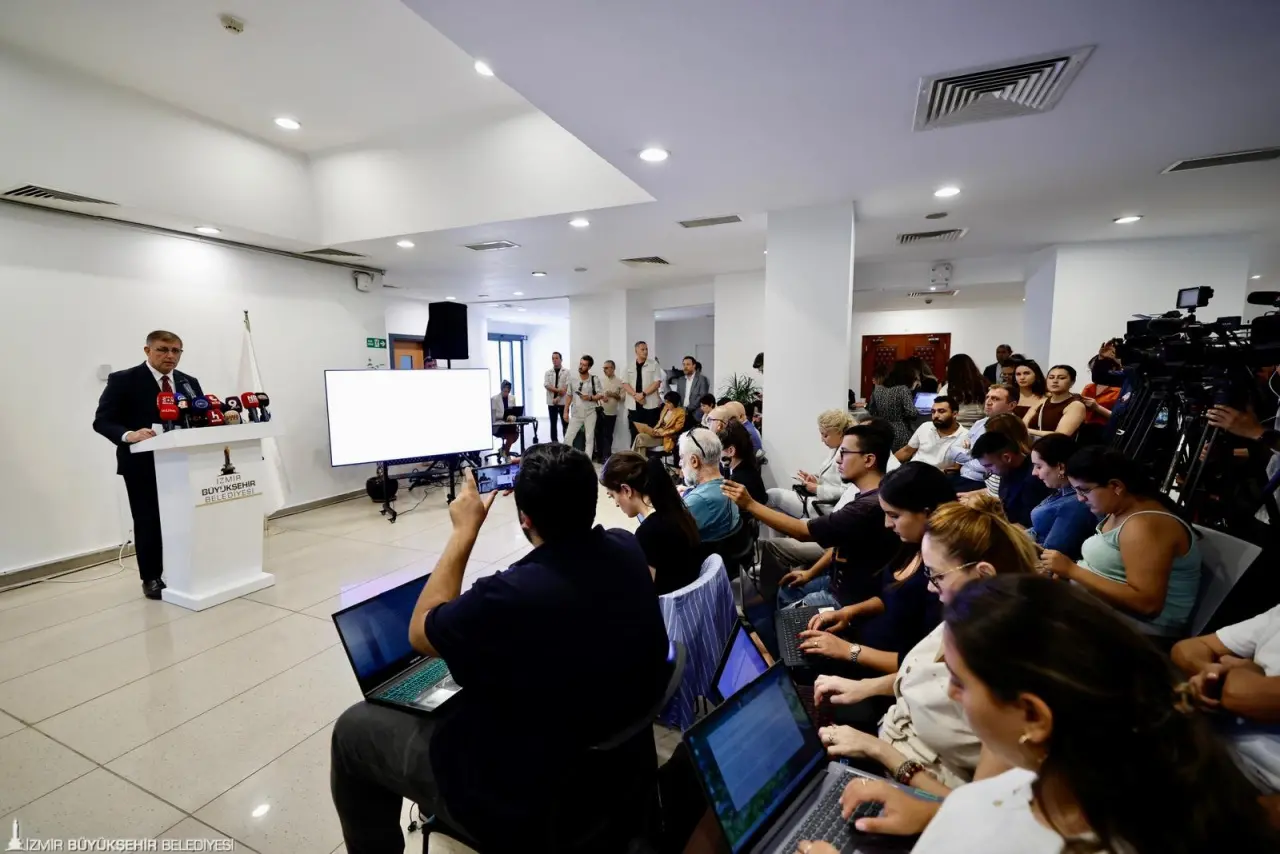 İzmir’in gündemindeki atık tesisleri sorunu ve kooperatif sürecine ilişkin açıklama yapan İzmir Büyükşehir Belediye Başkanı Dr. Cemil Tugay, “İzmir’in atık sorununu aylar içinde kökten çözeceğiz, Harmandalı Katı Atık Depolama Tesisi’ne ihtiyaç kalmayacak” dedi. Başkan Tugay, kooperatif sürecine ilişkin de hiçbir makama, savcılığa herhangi bir şikayette bulunmadıklarını belirterek inşaatların mümkün olan en kısa zamanda bitirileceğini söyledi.