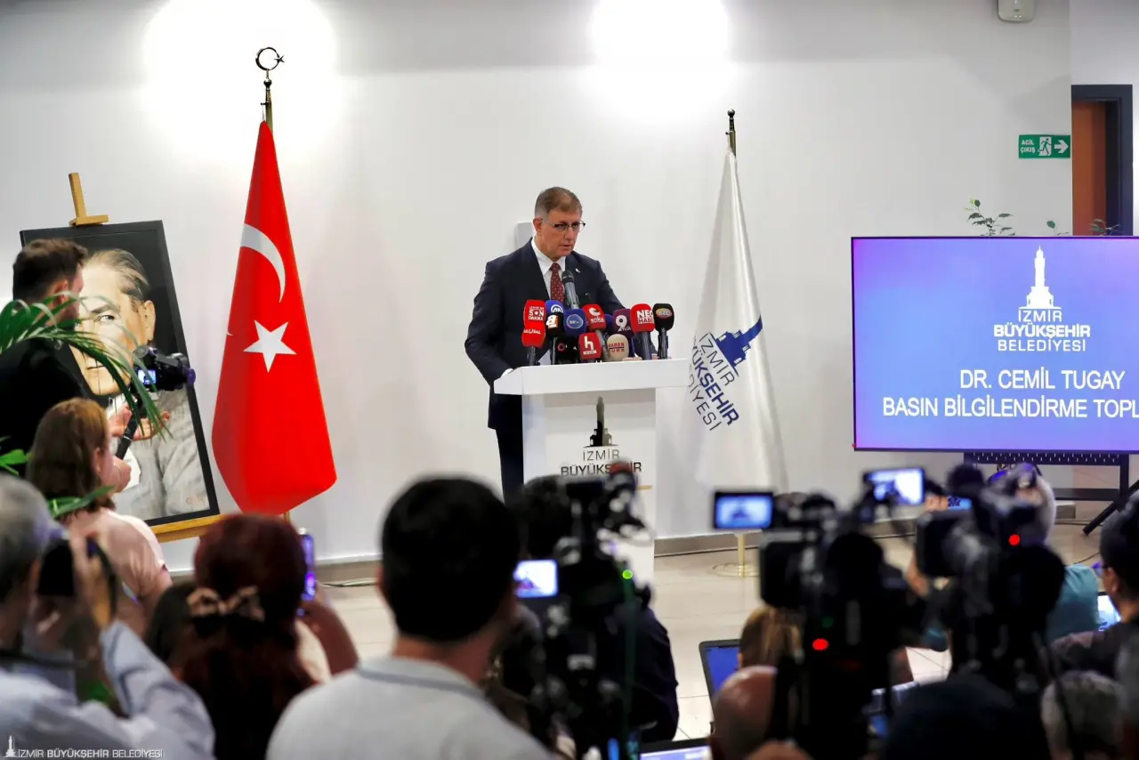 İzmir’in gündemindeki atık tesisleri sorunu ve kooperatif sürecine ilişkin açıklama yapan İzmir Büyükşehir Belediye Başkanı Dr. Cemil Tugay, “İzmir’in atık sorununu aylar içinde kökten çözeceğiz, Harmandalı Katı Atık Depolama Tesisi’ne ihtiyaç kalmayacak” dedi. Başkan Tugay, kooperatif sürecine ilişkin de hiçbir makama, savcılığa herhangi bir şikayette bulunmadıklarını belirterek inşaatların mümkün olan en kısa zamanda bitirileceğini söyledi.