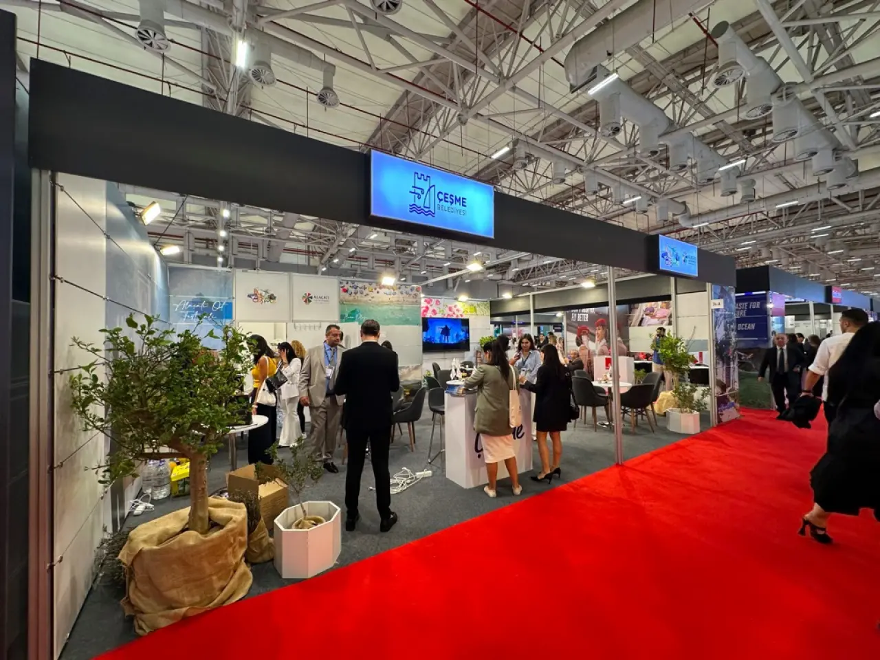 25–26 Eylül 2025’te İstanbul’da düzenlenen Turizm Fuarı’nda Çeşme Belediyesi, ÇEŞTOB ve ATD ortak standıyla yer aldı. Yenikapı – Avrasya Gösteri ve Sanat Merkezi’nde gerçekleşen fuarda,Çeşme standı ziyaretçilerden büyük ilgi gördü.