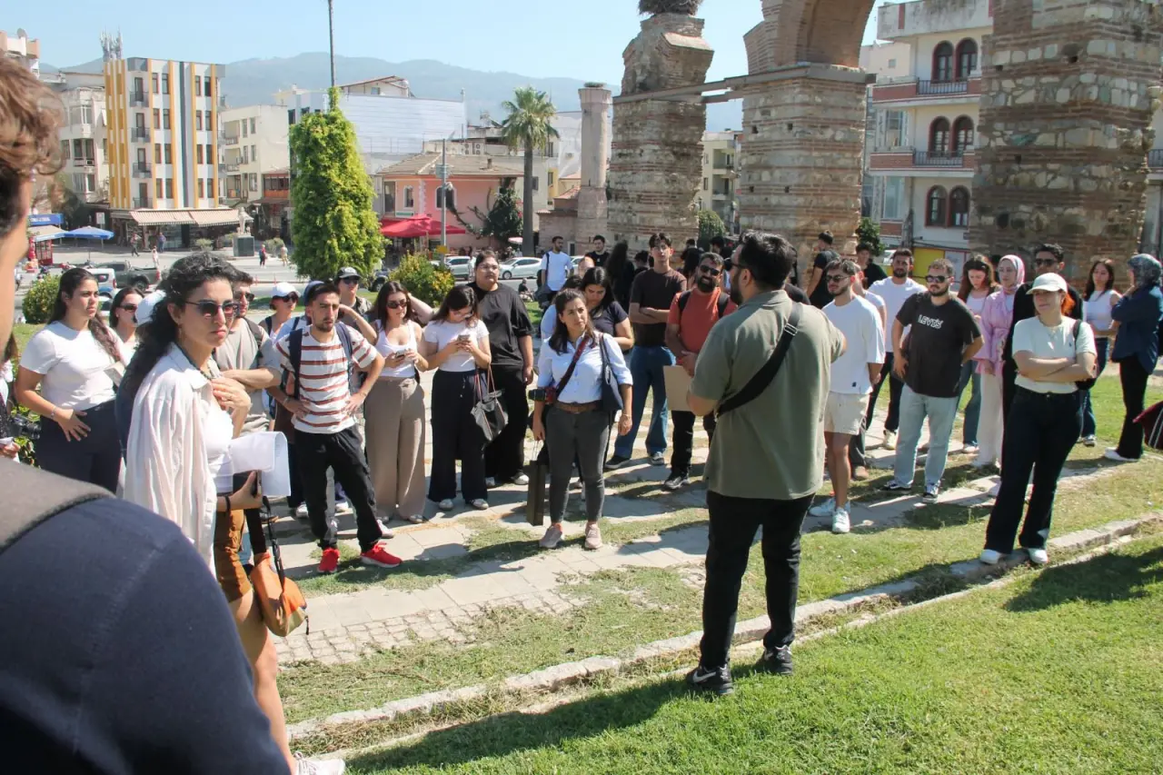 Efes Selçuk, mimarlık öğrencileri için tarihi ve kültürel değerleriyle ilham verici bir alan haline geldi. Öğrenciler, bölgenin zengin mirasını keşfederek tasarım anlayışlarını geliştirme fırsatı buldular.