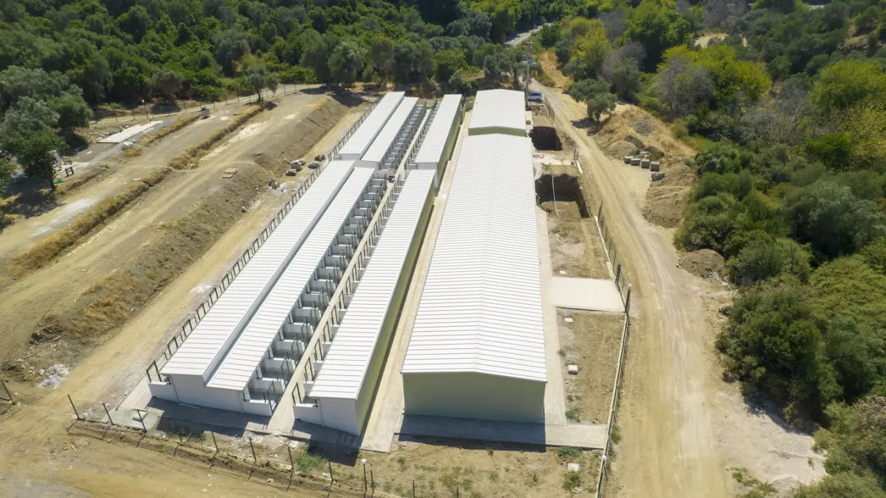 Güzelbahçe Belediyesi, İzmir’in en modern hayvan barınağını hizmete açmaya hazırlanıyor. 4 Ekim 2024 yılında Dünya Hayvanları Koruma Günü’nde temeli atılan tesis 1 yıl içerisinde tamamlanarak açılışı gerçekleştirilecek. Başkan Günay, “Bir hayali gerçekleştirmenin mutluluğunu yaşıyoruz” diye konuştu.