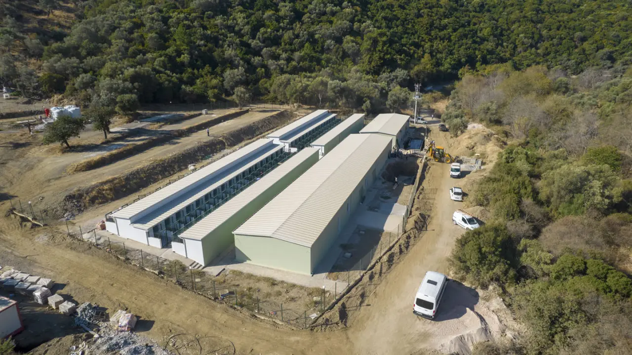 Güzelbahçe Belediyesi, İzmir’in en modern hayvan barınağını hizmete açmaya hazırlanıyor. 4 Ekim 2024 yılında Dünya Hayvanları Koruma Günü’nde temeli atılan tesis 1 yıl içerisinde tamamlanarak açılışı gerçekleştirilecek. Başkan Günay, “Bir hayali gerçekleştirmenin mutluluğunu yaşıyoruz” diye konuştu.