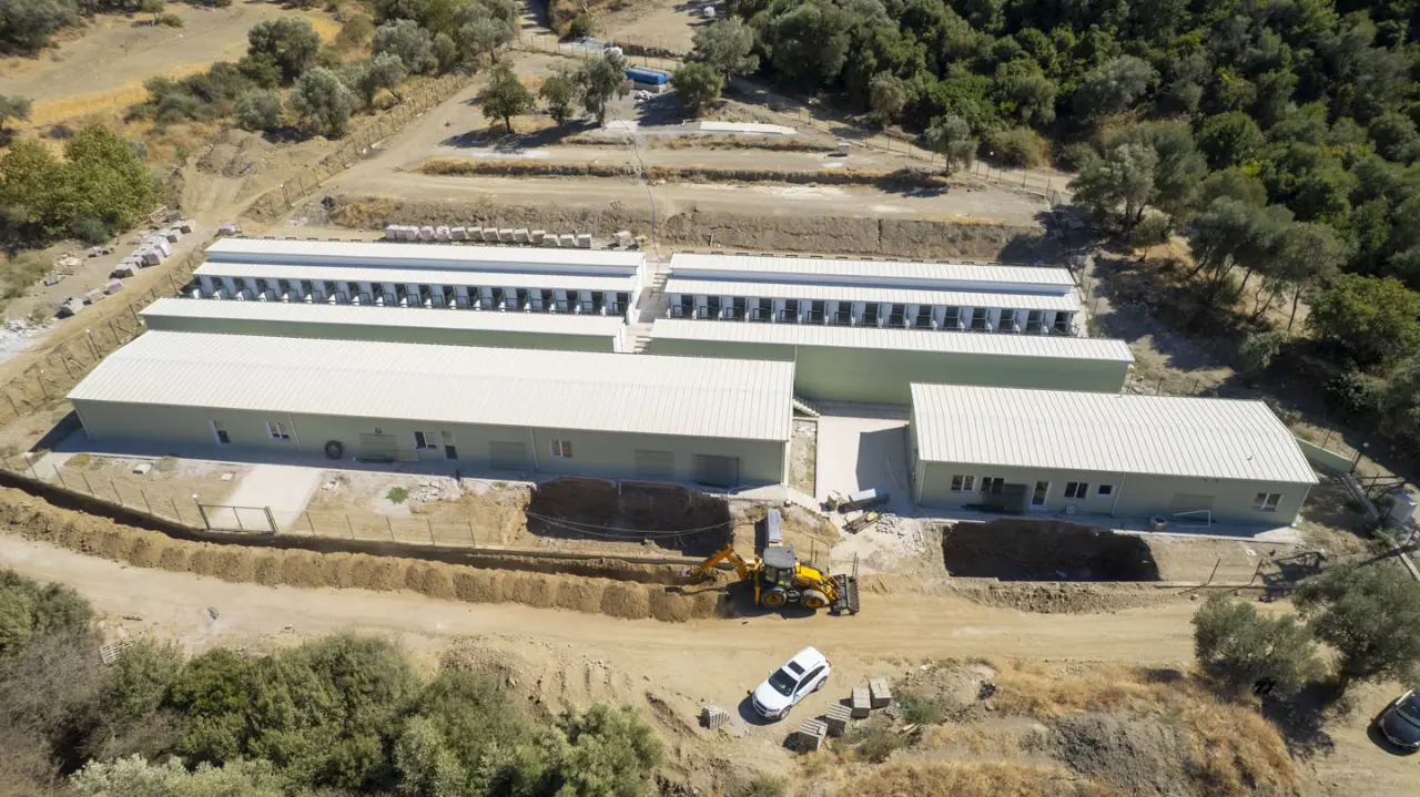 Güzelbahçe Belediyesi, İzmir’in en modern hayvan barınağını hizmete açmaya hazırlanıyor. 4 Ekim 2024 yılında Dünya Hayvanları Koruma Günü’nde temeli atılan tesis 1 yıl içerisinde tamamlanarak açılışı gerçekleştirilecek. Başkan Günay, “Bir hayali gerçekleştirmenin mutluluğunu yaşıyoruz” diye konuştu.