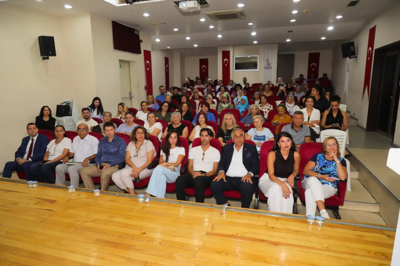 Bayraklı Belediyesi, toplum sağlığını korumak, obeziteye dikkat çekmek ve ilçe sakinlerini bilinçlendirmek amacıyla bir farkındalık semineri düzenledi. "Hastalıklardan Korunma ve Bağışıklık Sistemini Güçlendirme" başlığı altında gerçekleşen etkinlikte Uzman Diyetisyen Aycem Pehlivan önemli bilgiler paylaştı. Bayraklı Belediye Başkanı İrfan Önal, “Sağlık sadece bireysel değil, toplumsal bir meseledir. Halk sağlığı açısından önem arz eden farklı konularda bilgilendirme toplantılarına devam edeceğiz” dedi.