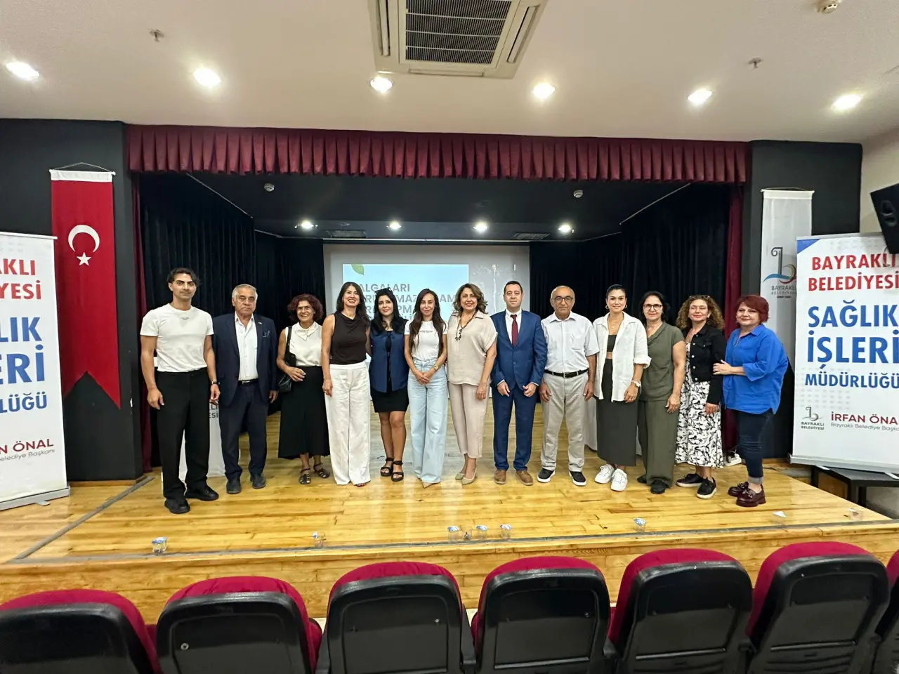 Bayraklı Belediyesi, toplum sağlığını korumak, obeziteye dikkat çekmek ve ilçe sakinlerini bilinçlendirmek amacıyla bir farkındalık semineri düzenledi. "Hastalıklardan Korunma ve Bağışıklık Sistemini Güçlendirme" başlığı altında gerçekleşen etkinlikte Uzman Diyetisyen Aycem Pehlivan önemli bilgiler paylaştı. Bayraklı Belediye Başkanı İrfan Önal, “Sağlık sadece bireysel değil, toplumsal bir meseledir. Halk sağlığı açısından önem arz eden farklı konularda bilgilendirme toplantılarına devam edeceğiz” dedi.