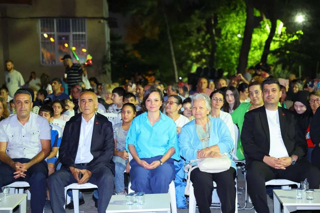 Yaşamının son yıllarını Karabağlar ’da geçiren Türk Halk Ozanı “Bozkırın Tezenesi” Neşet Ertaş, ölümünün 13. yıl dönümünde Karabağlar’da özel bir konserle anıldı.