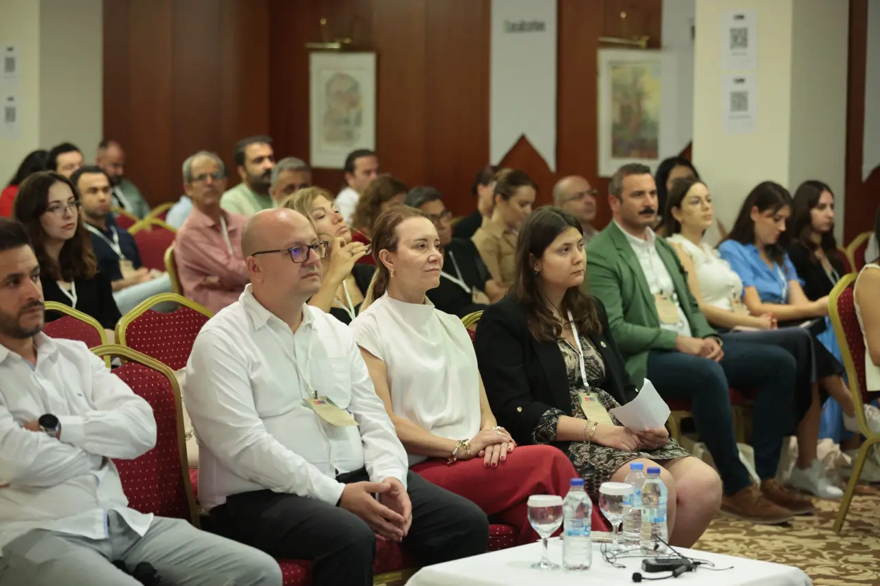 Konak Belediyesi’nin Sosyal İklim Derneğiyle birlikte hazırladığı, ‘Clocalization - İklim Değişikliğine Uyum İçin Yerelleştirme’ projesi, Konak Belediyesi İklim Değişikliğine Uyum Eylem Planının oluşturulmasıyla son buldu. Proje kapanış programında konuşan Başkan Mutlu, katılımcılık vurgusu yaparak, “Bu sadece bir çevre projesi değil katılımcı bir çalışmanın da ürünü. Bunu masa başında değil alanda, halkla iç içe gerçekleştirmeyi önemsemiştik. Ekibimiz de bunu başardı” dedi.