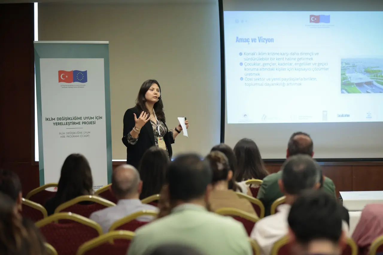 Konak Belediyesi’nin Sosyal İklim Derneğiyle birlikte hazırladığı, ‘Clocalization - İklim Değişikliğine Uyum İçin Yerelleştirme’ projesi, Konak Belediyesi İklim Değişikliğine Uyum Eylem Planının oluşturulmasıyla son buldu. Proje kapanış programında konuşan Başkan Mutlu, katılımcılık vurgusu yaparak, “Bu sadece bir çevre projesi değil katılımcı bir çalışmanın da ürünü. Bunu masa başında değil alanda, halkla iç içe gerçekleştirmeyi önemsemiştik. Ekibimiz de bunu başardı” dedi.