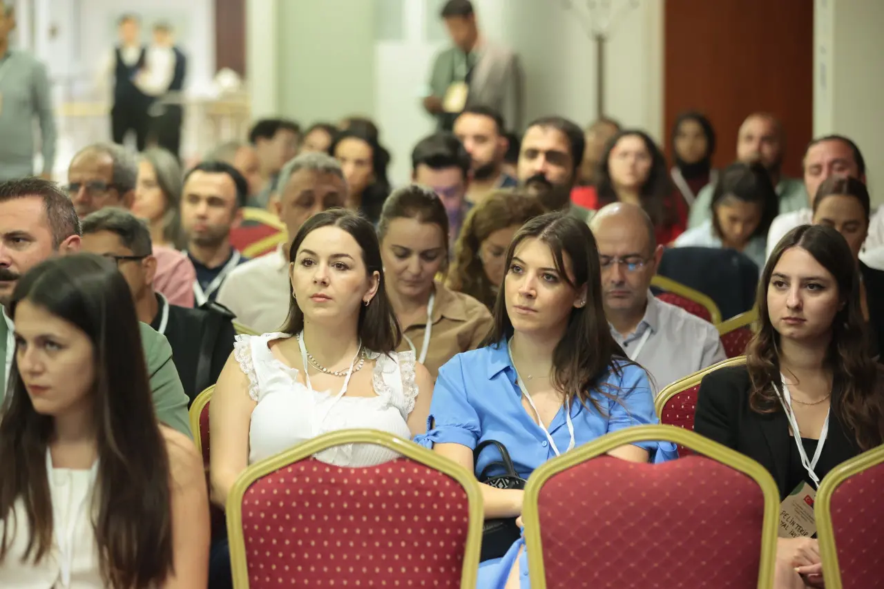 Konak Belediyesi’nin Sosyal İklim Derneğiyle birlikte hazırladığı, ‘Clocalization - İklim Değişikliğine Uyum İçin Yerelleştirme’ projesi, Konak Belediyesi İklim Değişikliğine Uyum Eylem Planının oluşturulmasıyla son buldu. Proje kapanış programında konuşan Başkan Mutlu, katılımcılık vurgusu yaparak, “Bu sadece bir çevre projesi değil katılımcı bir çalışmanın da ürünü. Bunu masa başında değil alanda, halkla iç içe gerçekleştirmeyi önemsemiştik. Ekibimiz de bunu başardı” dedi.