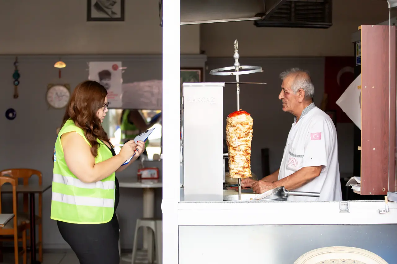 Narlıdere Belediyesi, ilçe esnafının talep, öneri ve şikâyetlerini yerinde dinlemek için saha ekibi kurdu. Narlıdere Belediye Başkanı Erman Uzun, “Biz en iyi fikirlerin içeride değil, sokakta olduğunu biliyoruz. Esnafımızın taleplerini, önerilerini ve şikâyetlerini dinliyor, en kısa sürede çözüme ulaştırmak için var gücümüzle çalışıyoruz” diye konuştu