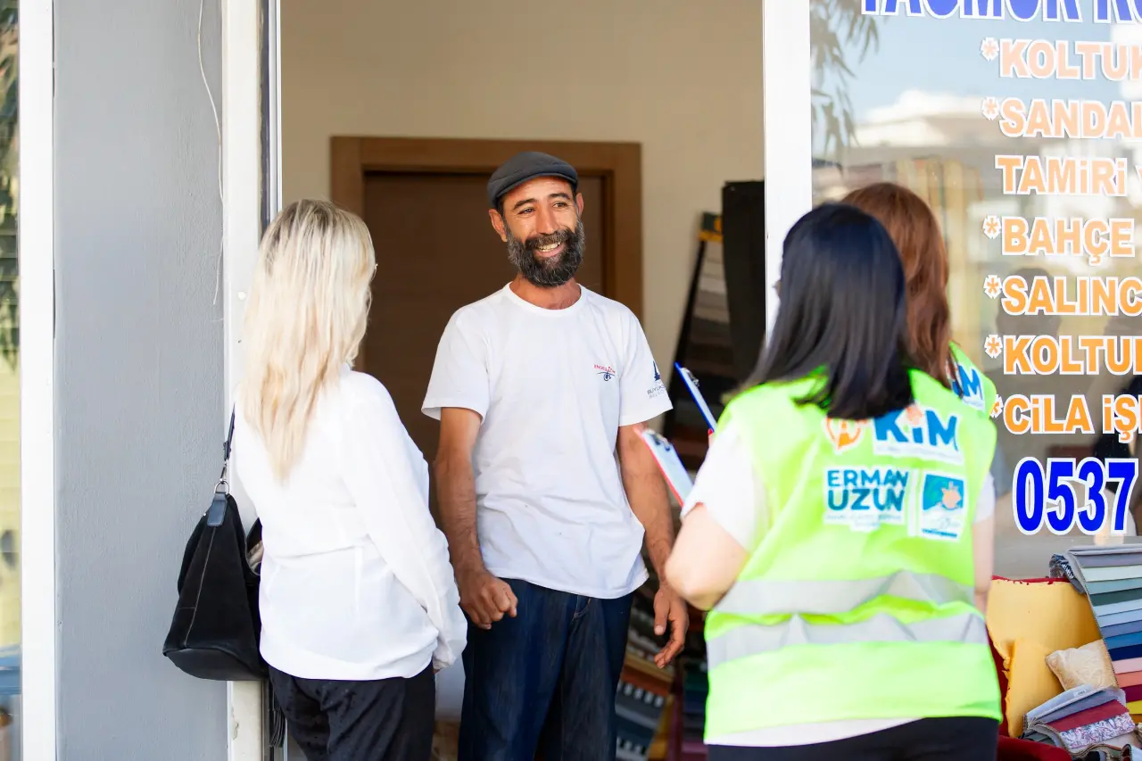 Narlıdere Belediyesi, ilçe esnafının talep, öneri ve şikâyetlerini yerinde dinlemek için saha ekibi kurdu. Narlıdere Belediye Başkanı Erman Uzun, “Biz en iyi fikirlerin içeride değil, sokakta olduğunu biliyoruz. Esnafımızın taleplerini, önerilerini ve şikâyetlerini dinliyor, en kısa sürede çözüme ulaştırmak için var gücümüzle çalışıyoruz” diye konuştu