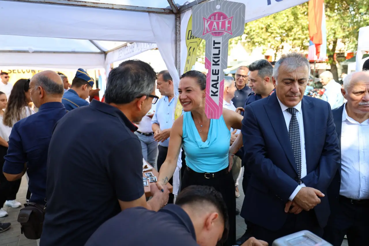 Efes Selçuk’ta 38. Ahilik Haftası nedeniyle Selçuk Esnaf ve Sanatkârlar Odası ile Selçuk Mesleki Eğitim Merkezi tarafından esnaf ve vatandaşların katılımıyla kutlama programı düzenlendi.